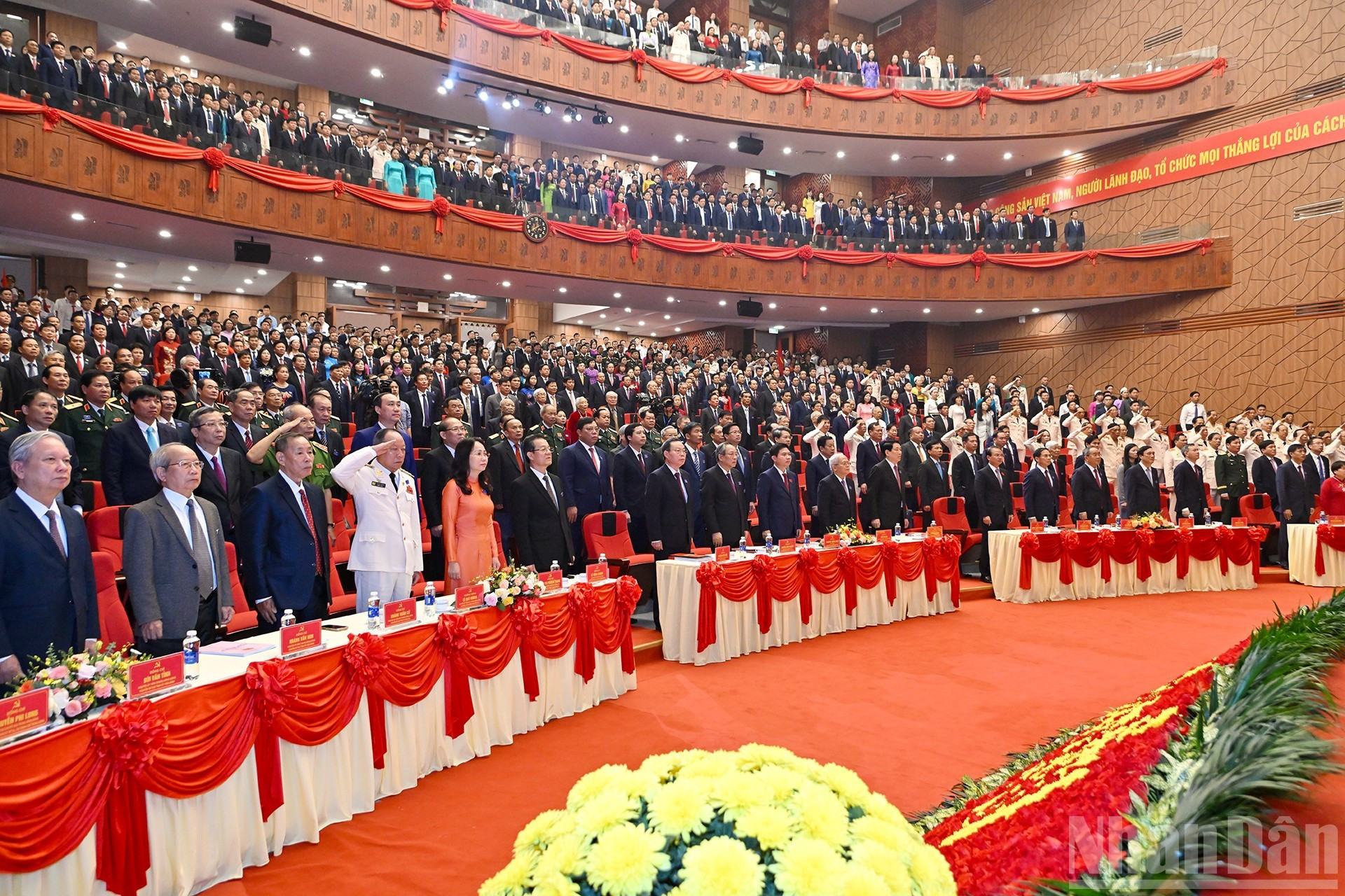 Los delegados saludan a la bandera nacional.