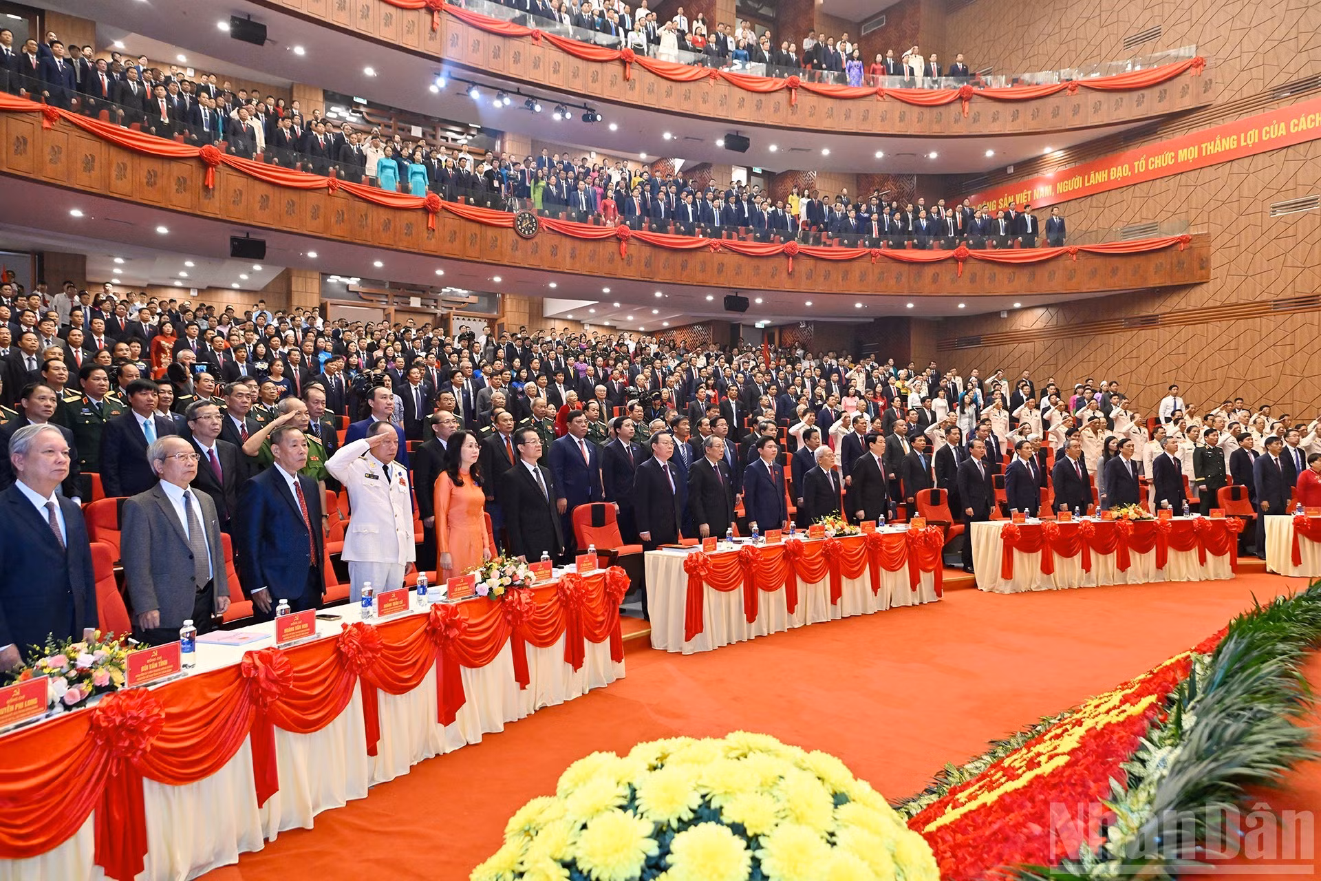 Los delegados saludan a la bandera nacional.