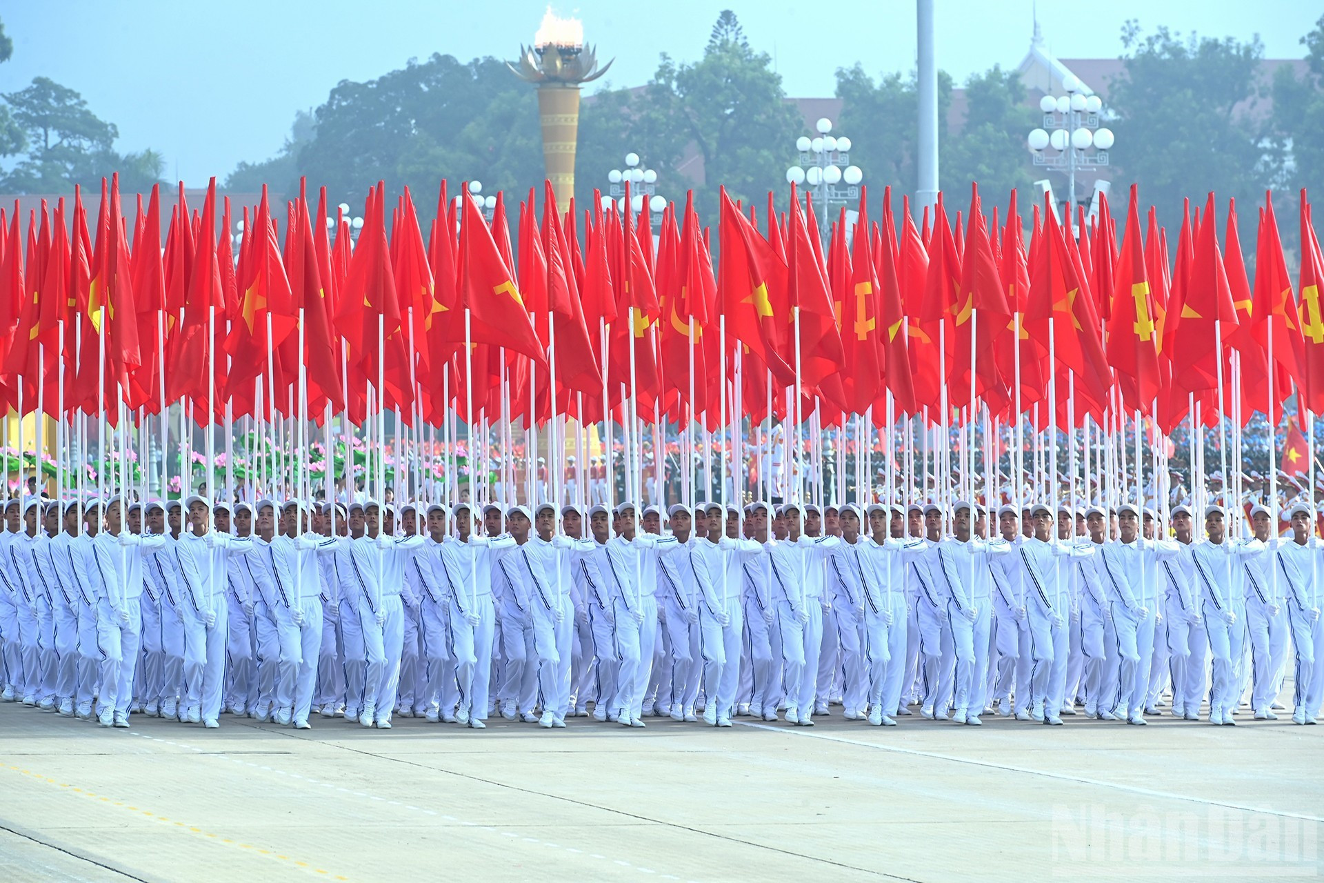 Bloque de la bandera del Partido y la bandera nacional. Bloque de la bandera del Partido y la bandera nacional.