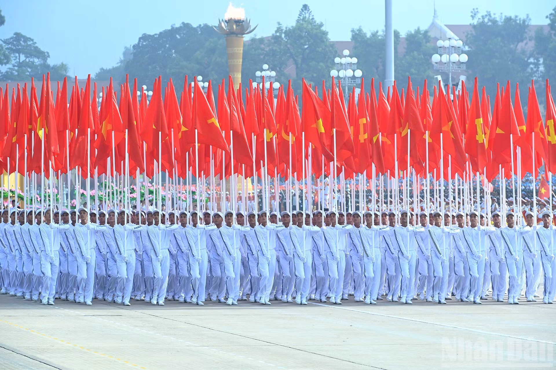 Bloque de la bandera del Partido y la bandera nacional.