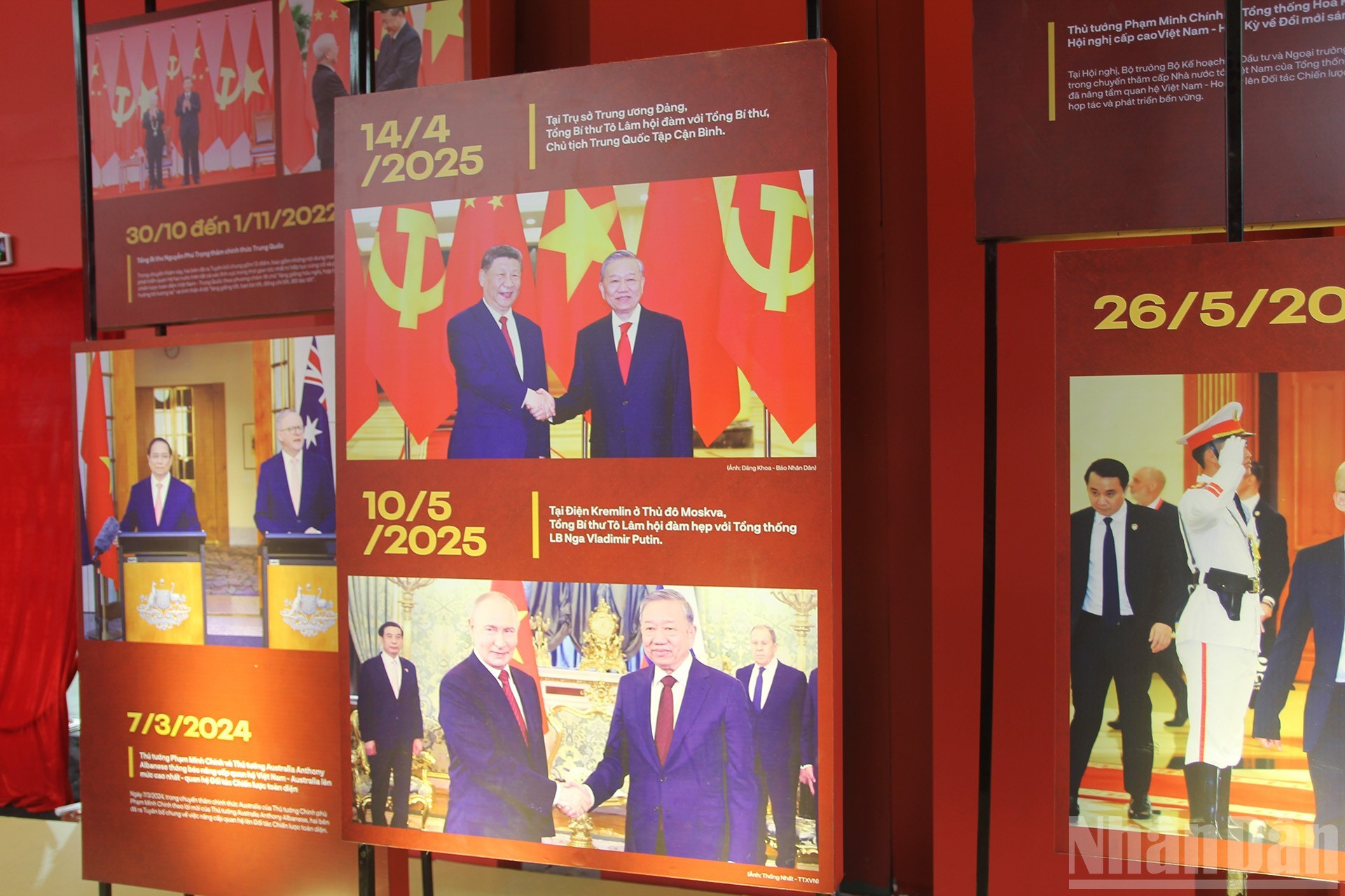 Las visitas de Estado de los dirigentes del Partido y del Estado de Vietnam a las principales potencias mundiales se recrean a través de una serie de imágenes exhibidas en la exposición. Las visitas de Estado de los dirigentes del Partido y del Estado de Vietnam a las principales potencias mundiales se recrean a través de una serie de imágenes exhibidas en la exposición.