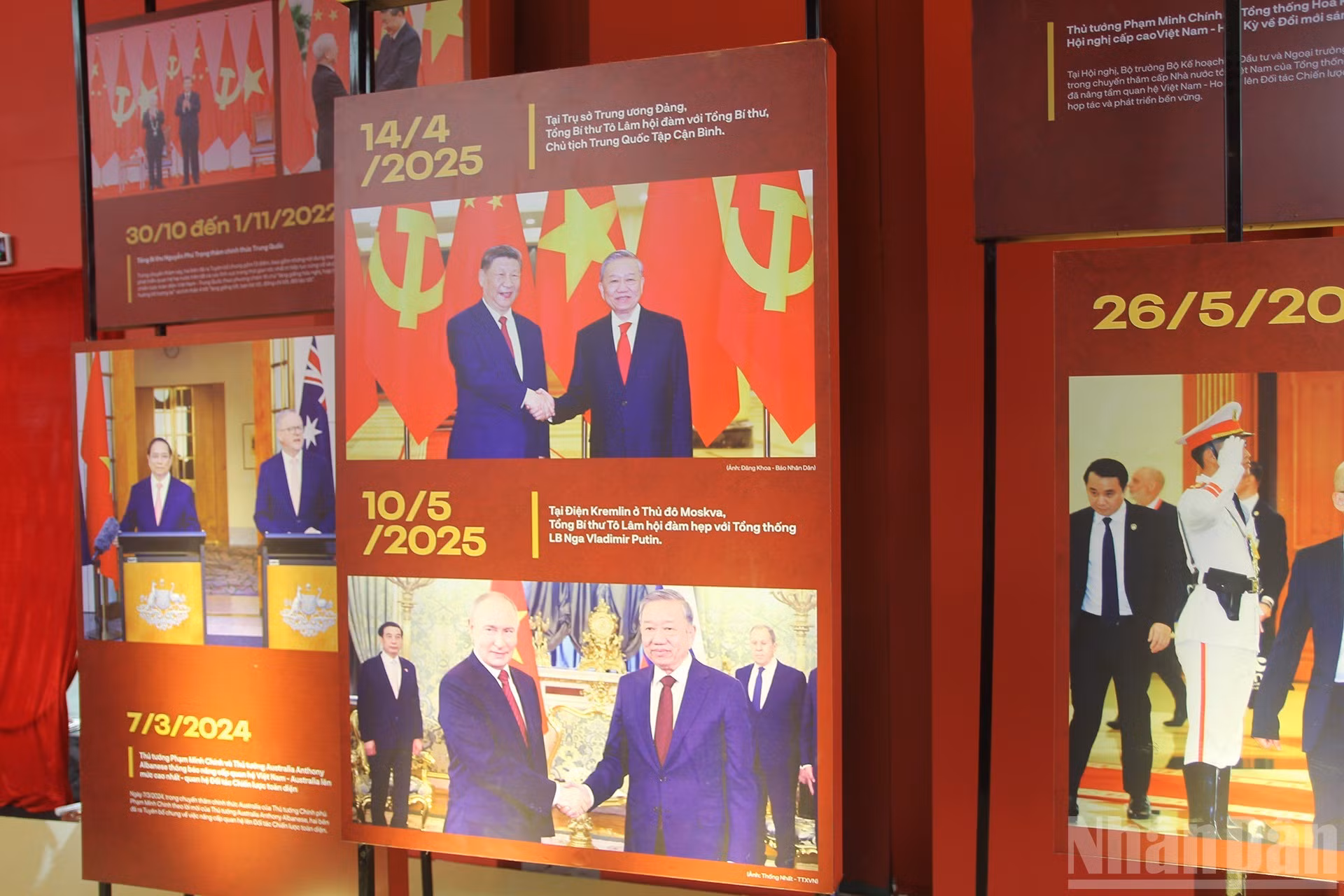 Las visitas de Estado de los dirigentes del Partido y del Estado de Vietnam a las principales potencias mundiales se recrean a través de una serie de imágenes exhibidas en la exposición.