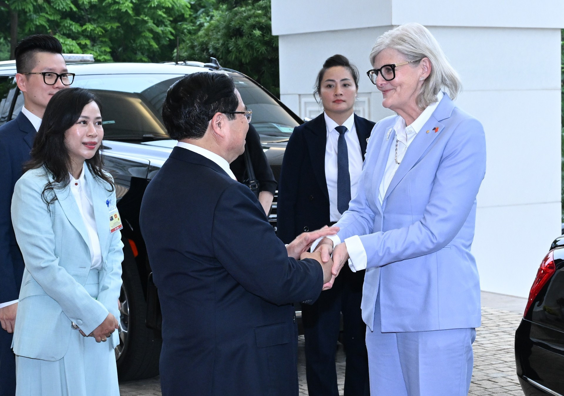 El primer ministro de Vietnam, Pham Minh Chinh, recibe a la gobernadora general de Australia, Sam Mostyn.