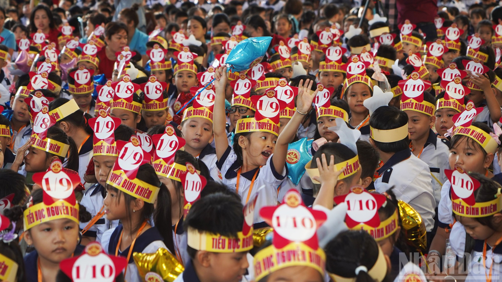 Los estudiantes de la Escuela Primaria Nguyen Binh Khiem, en el barrio de Saigón, en el primer día de clases.
