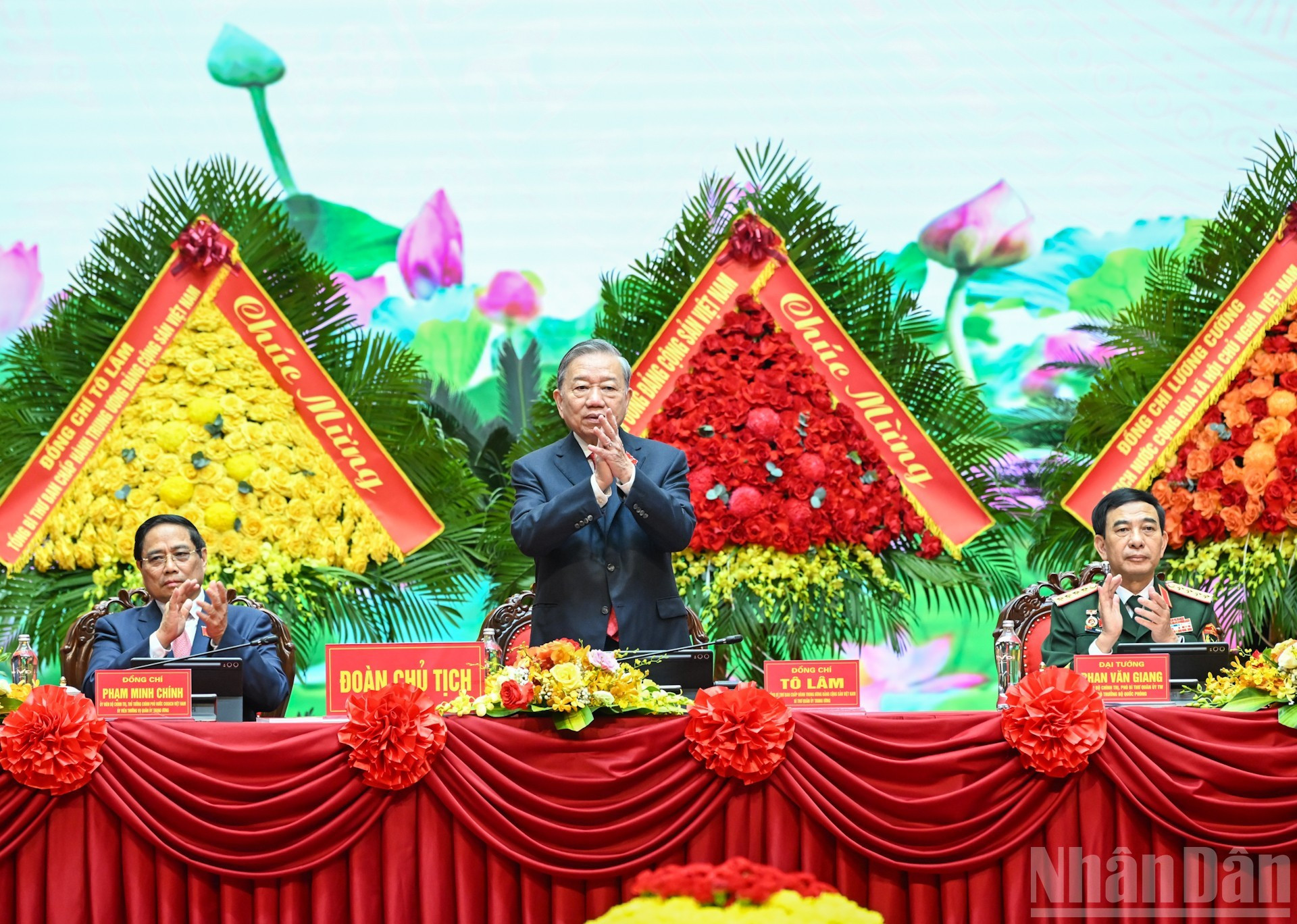 El secretario general del PCV, To Lam, asiste a la asamblea.