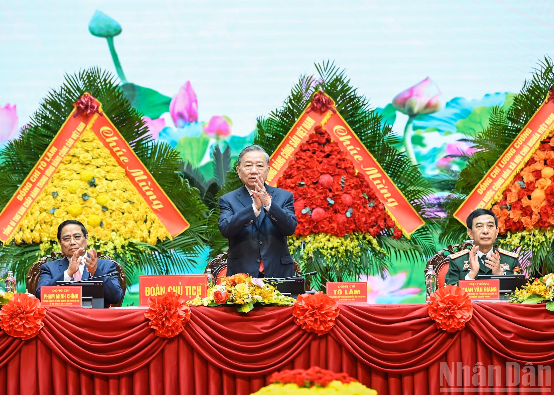 El secretario general del PCV, To Lam, asiste a la asamblea.