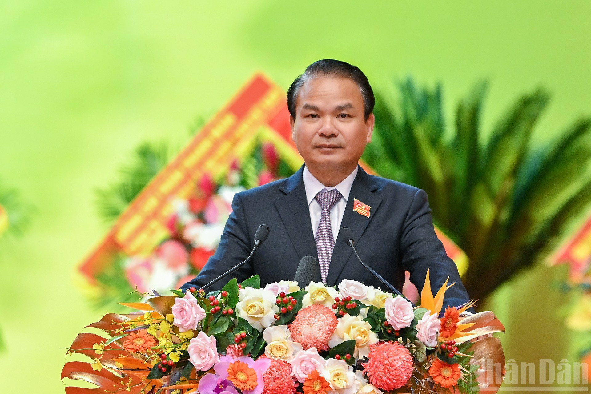 El secretario del Comité del Partido de Phu Tho para el período 2020-2025, Dang Xuan Phong, pronuncia el discurso de apertura de la asamblea. El secretario del Comité del Partido de Phu Tho para el período 2020-2025, Dang Xuan Phong, pronuncia el discurso de apertura de la asamblea.