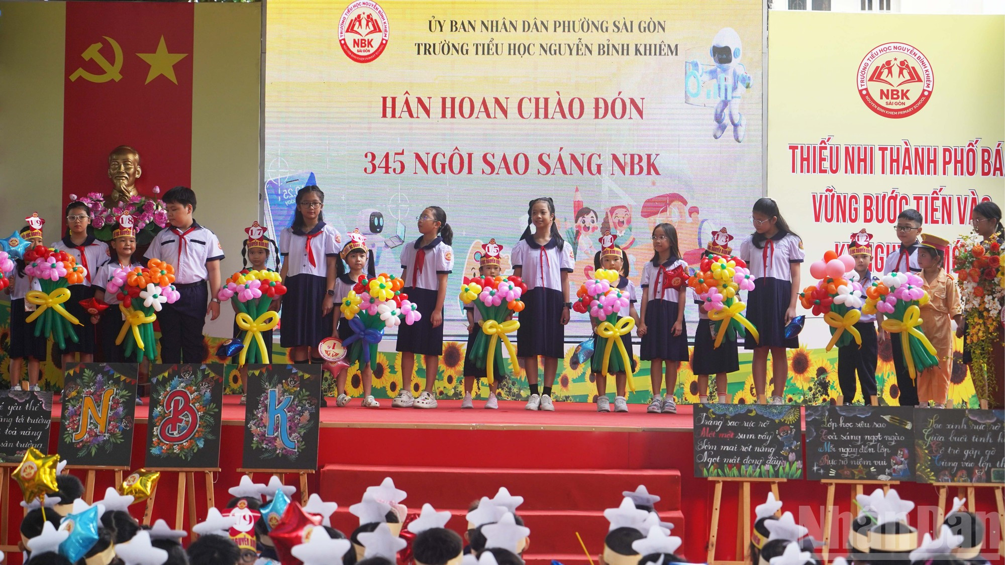 Los estudiantes de Ciudad Ho Chi Minh asisten con entusiasmo a la inuguración del nuevo año escolar 2025-2026.