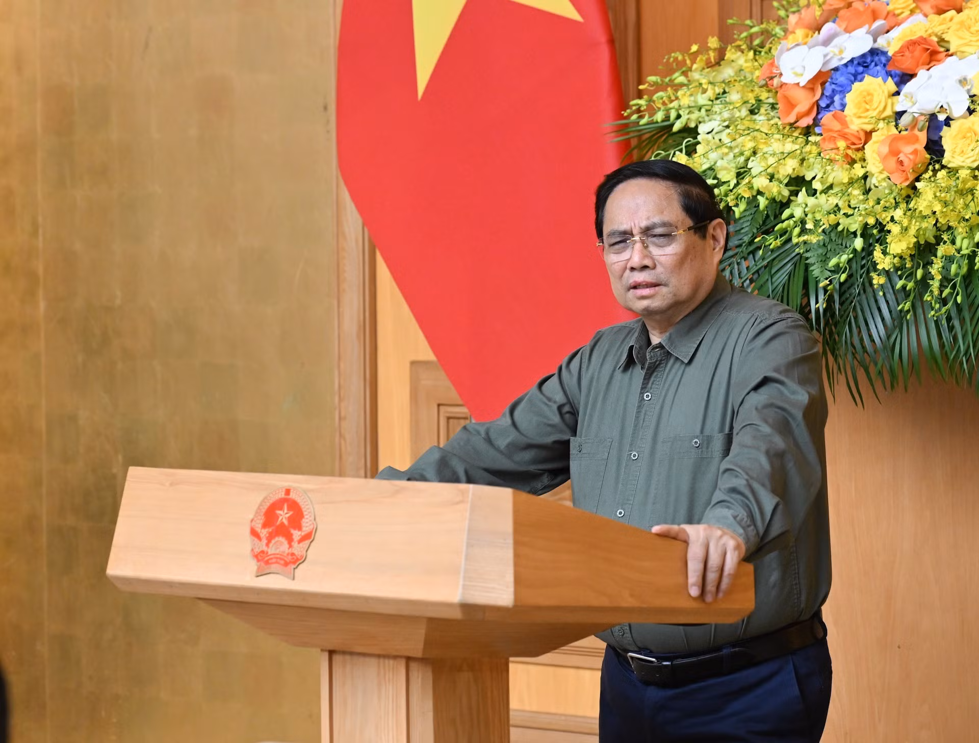 El primer ministro vietnamita, Pham Minh Chinh, habla en la reunión.
