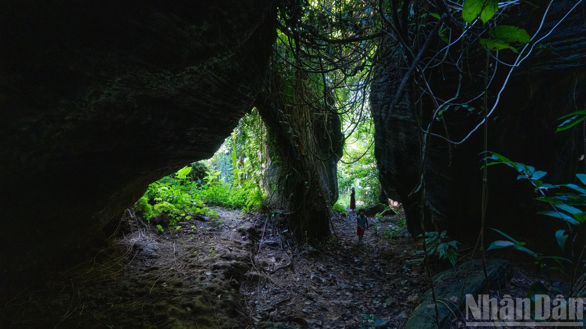 El complejo consta de dos cuevas de piedra caliza que se formaron hace millones de años. El complejo consta de dos cuevas de piedra caliza que se formaron hace millones de años.