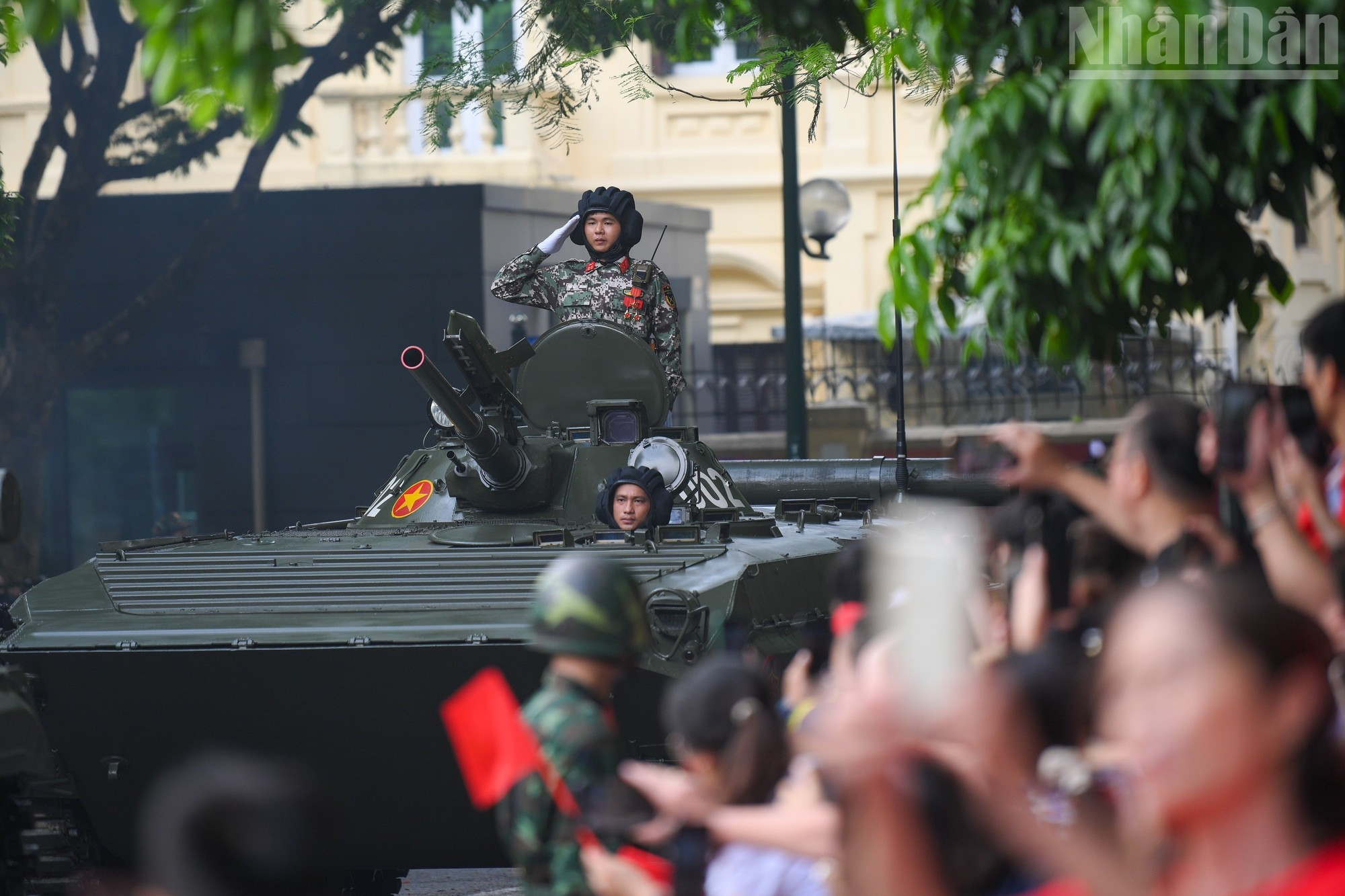 Los bloques de vehículos y artillería entran en la calle Nguyen Tri Phuong. Los bloques de vehículos y artillería entran en la calle Nguyen Tri Phuong.