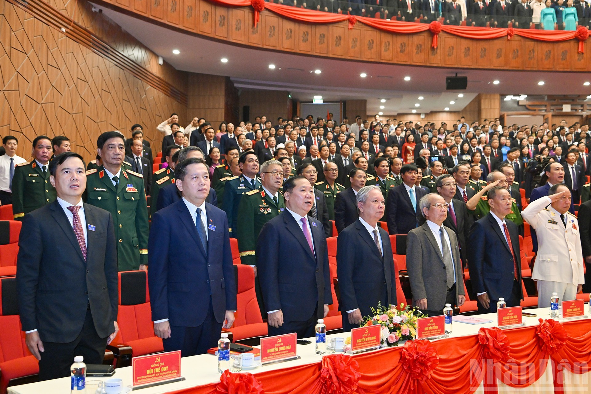Los delegados saludan a la bandera nacional. Los delegados saludan a la bandera nacional.
