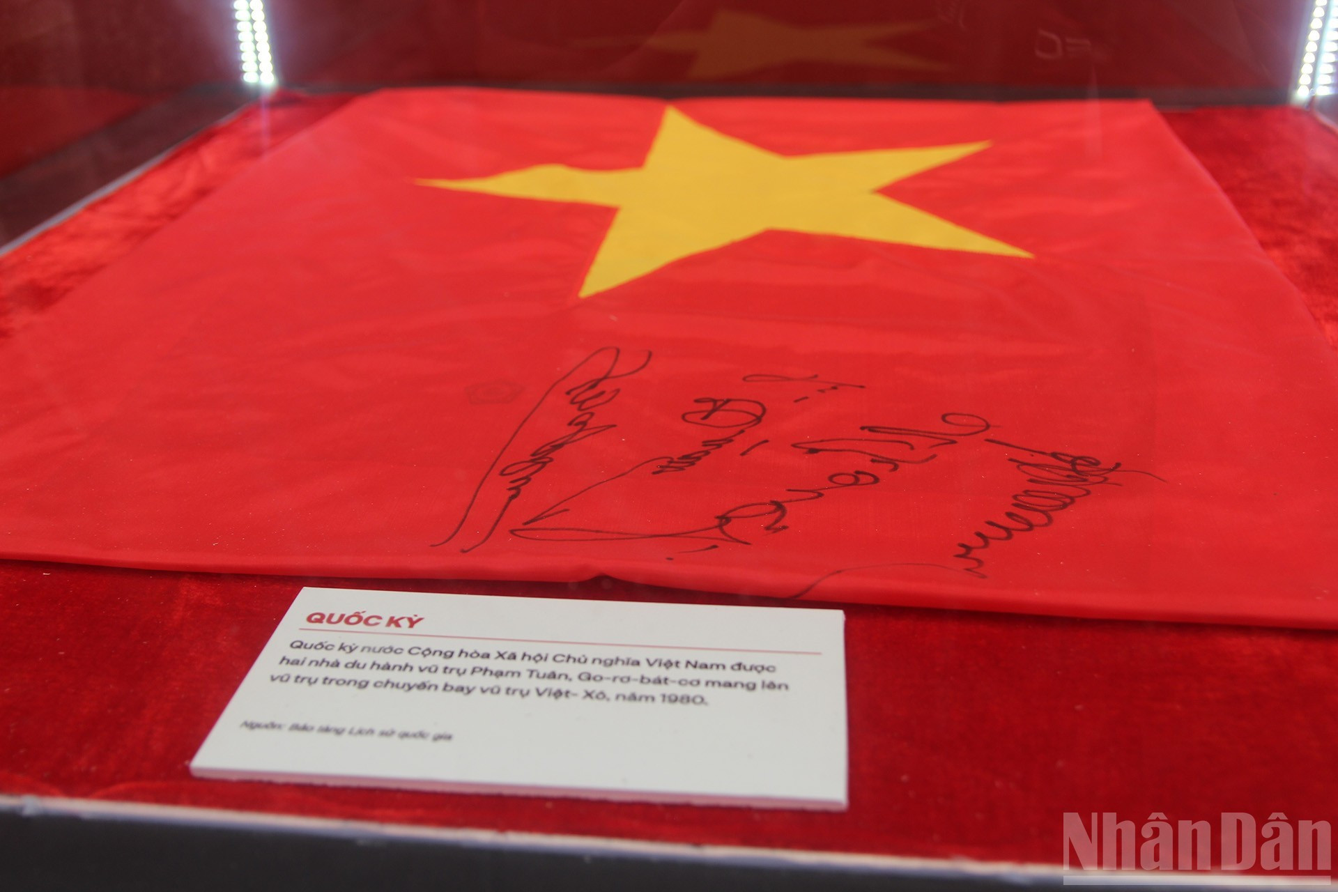 La bandera nacional de la República Socialista de Vietnam, llevada al espacio en 1980 por los cosmonautas Pham Tuan y Viktor Vasílievich Gorbatko durante el vuelo espacial conjunto Vietnam–Unión Soviética. La bandera nacional de la República Socialista de Vietnam, llevada al espacio en 1980 por los cosmonautas Pham Tuan y Viktor Vasílievich Gorbatko durante el vuelo espacial conjunto Vietnam–Unión Soviética.