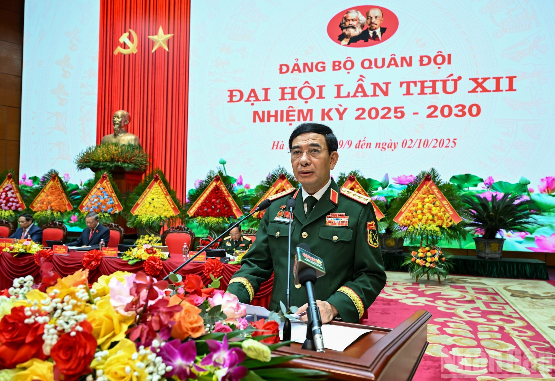 El general Phan Van Giang, ministro de Defensa, interviene en la cita.