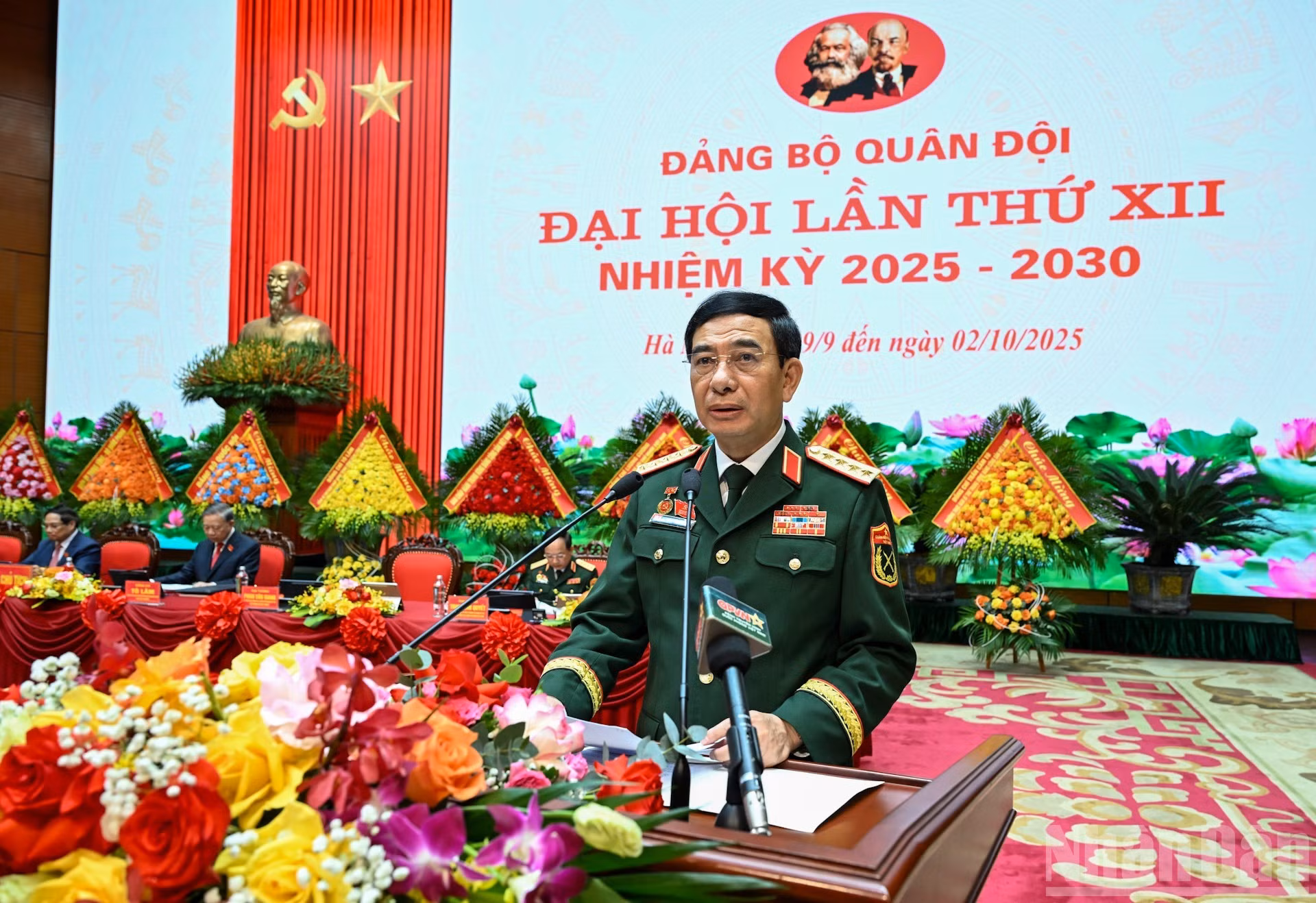 El general Phan Van Giang, ministro de Defensa, interviene en la cita.