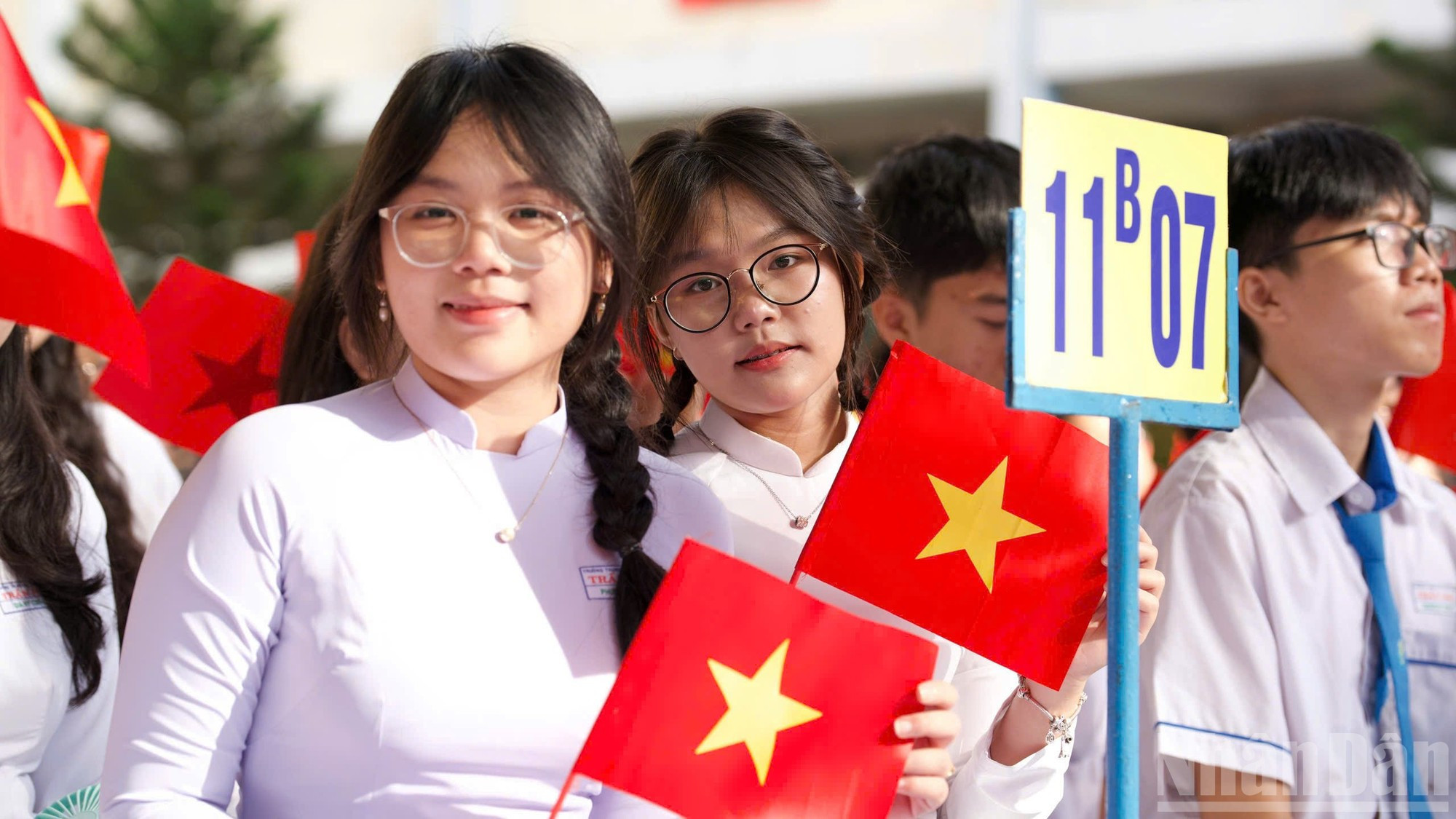Estudiantes femeninas de la Escuela Preparatoria Tran Phu, en el barrio Phu Tho Hoa, durante el día de la inauguración del año escolar.