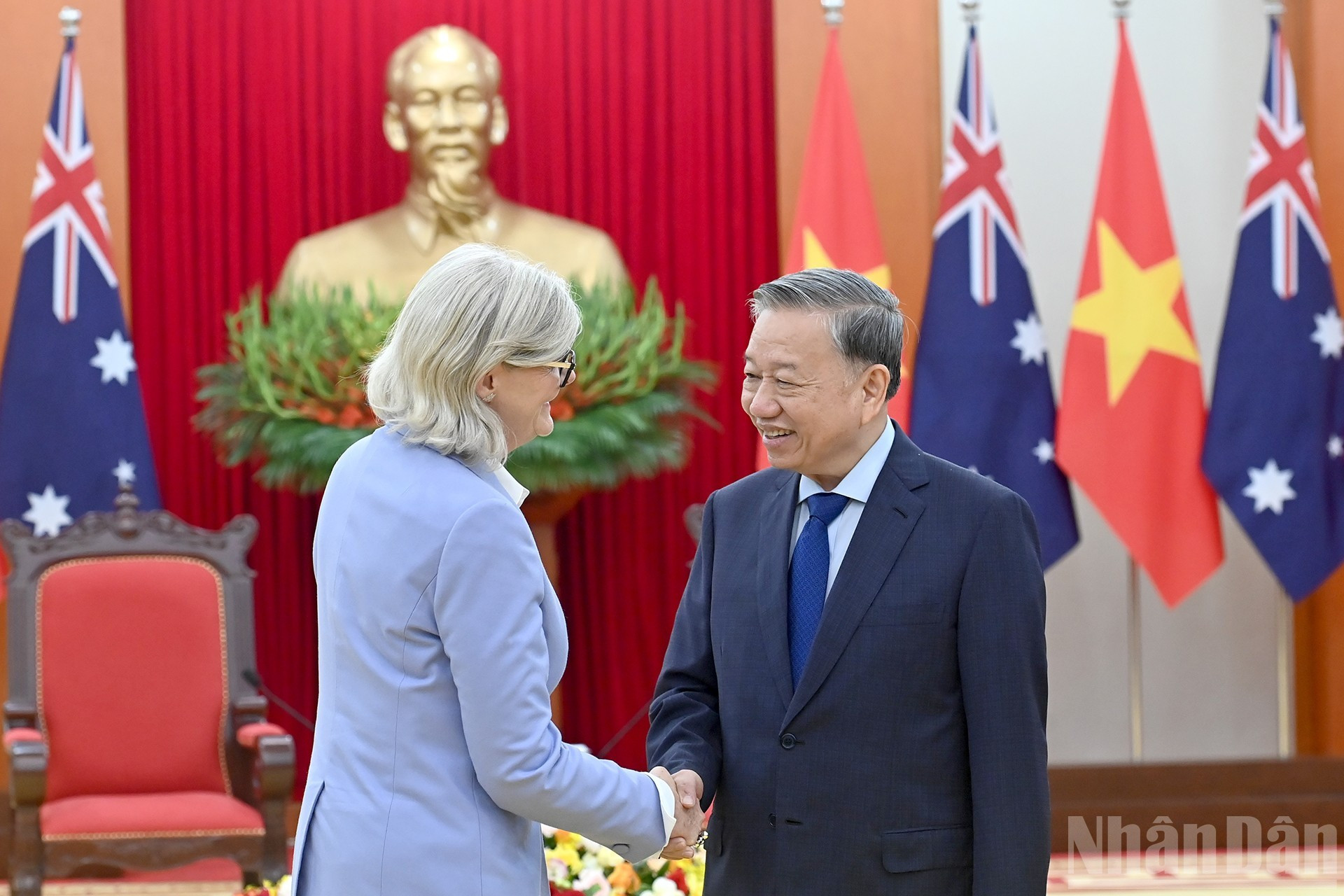 El secretario general del PCV, To Lam, da la bienvenida a la gobernadora general de Australia, Sam Mostyn.