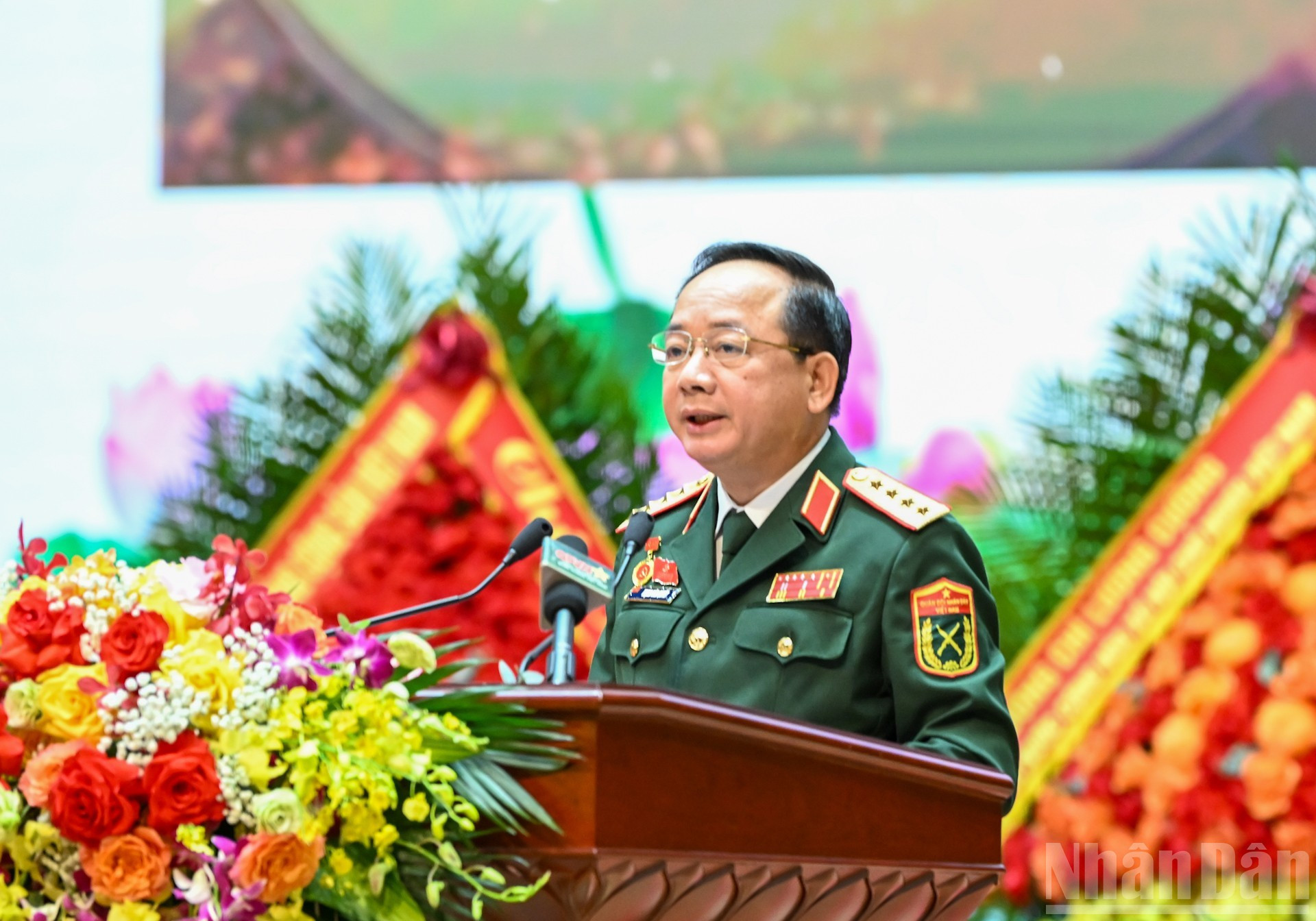 El general Trinh Van Quyet, jefe de la Dirección General Política del Ejército Popular de Vietnam, presenta el Informe Político y el Informe de Balance del Comité Central Militar para el período 2020-2025.