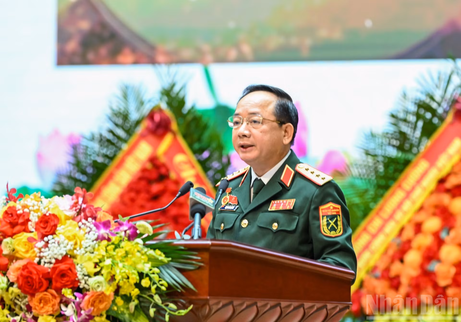 El general Trinh Van Quyet, jefe de la Dirección General Política del Ejército Popular de Vietnam, presenta el Informe Político y el Informe de Balance del Comité Central Militar para el período 2020-2025.