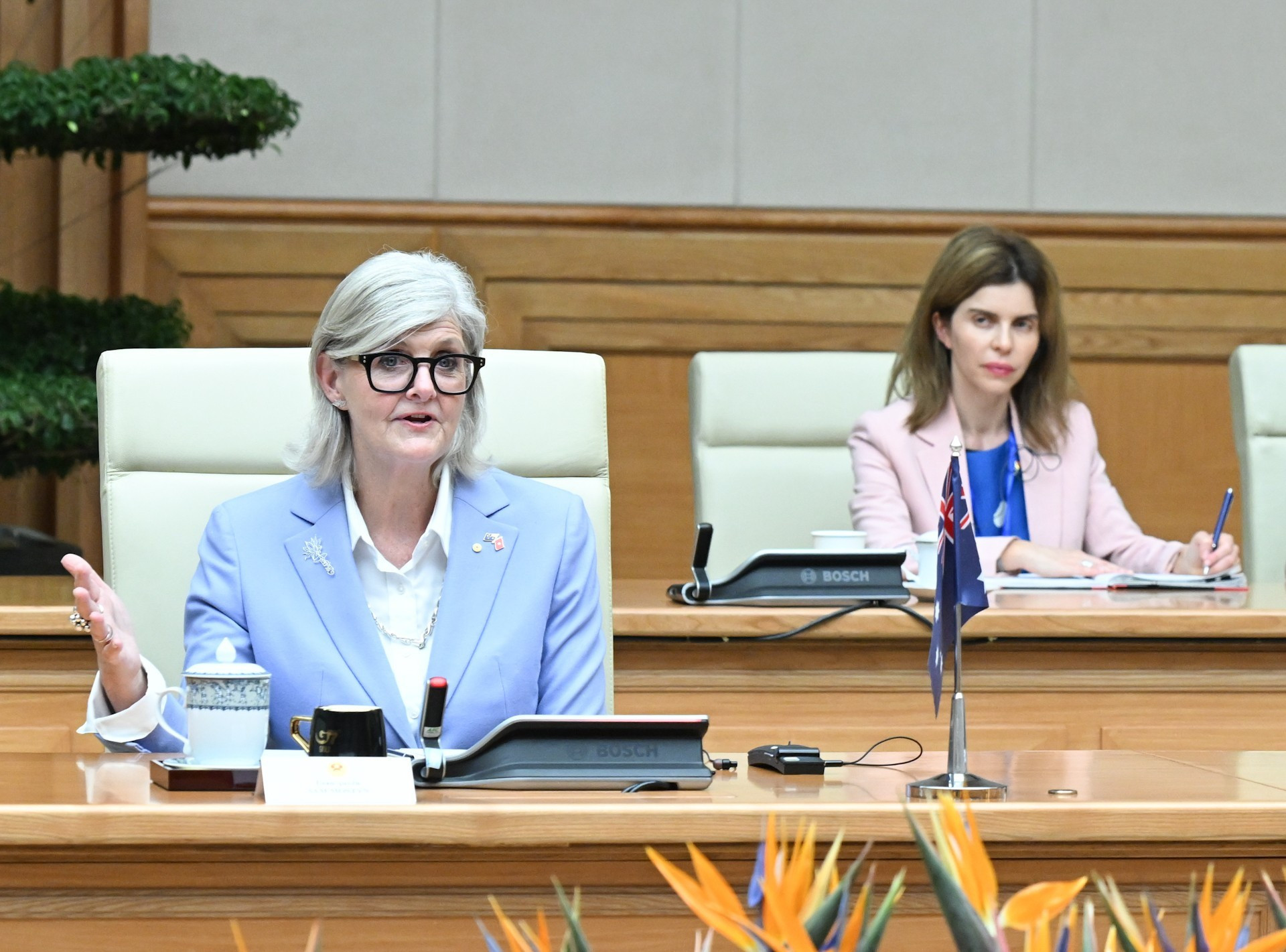 Sam Mostyn interviene en el encuentro.