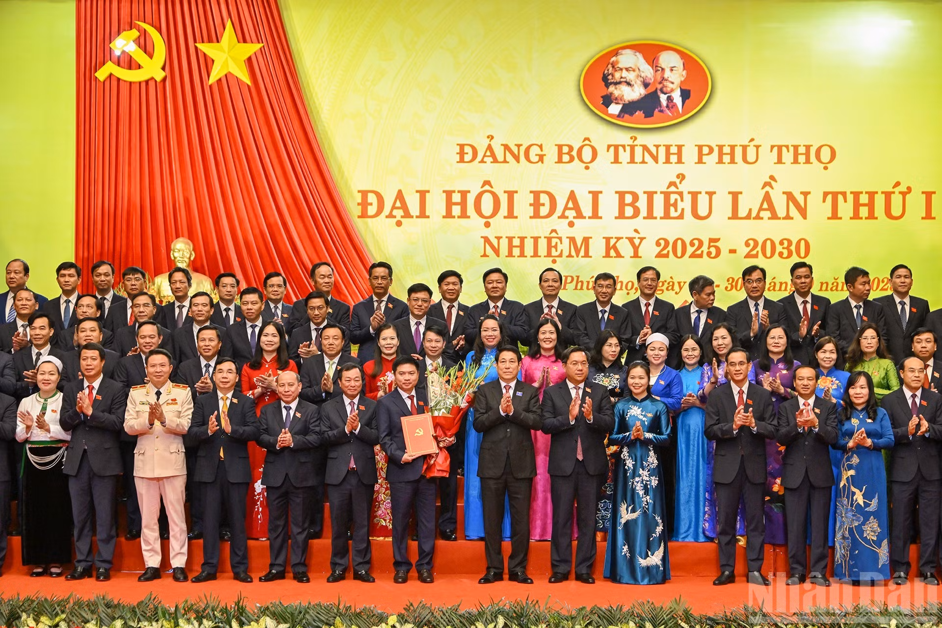 El presidente vietnamita, Luong Cuong, entrega la Decisión del Buró Político y felicita al Buró Ejecutivo del Comité partidista de Phu Tho para el mandato 2025-2030.