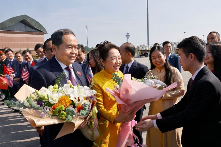 Ceremonia de despedida al presidente de la Asamblea Nacional de Vietnam,Tran Thanh Man, y su esposa en el Aeropuerto Internacional Bunga Raya Complex, en Kuala Lumpur. Ceremonia de despedida al presidente de la Asamblea Nacional de Vietnam,Tran Thanh Man, y su esposa en el Aeropuerto Internacional Bunga Raya Complex, en Kuala Lumpur.