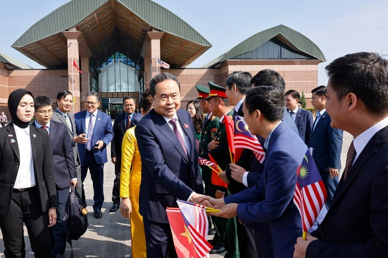 El Presidente del Senado de Malasia, Dato' Awang Bemee Awang Ali Basah, se despide del Presidente de la Asamblea Nacional de Vietnam, Tran Thanh Man, y de su esposa. El Presidente del Senado de Malasia, Dato' Awang Bemee Awang Ali Basah, se despide del Presidente de la Asamblea Nacional de Vietnam, Tran Thanh Man, y de su esposa.