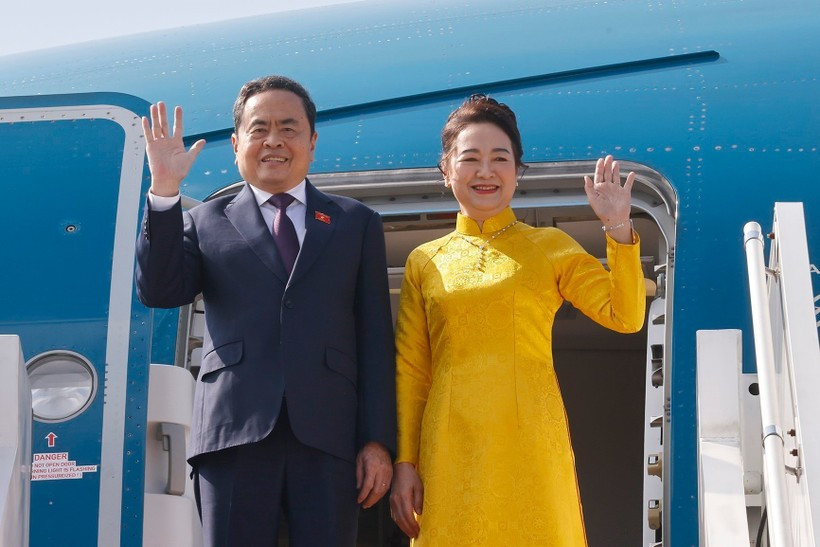 [Foto] Presidente del Parlamento vietnamita concluye con éxito su visita oficial a Malasia y su participación en la AIPA-46