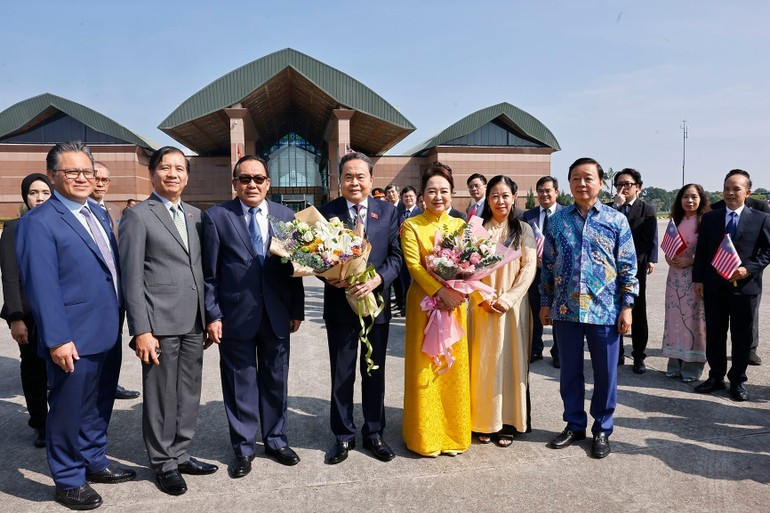 Ceremonia de despedida al presidente de la Asamblea Nacional de Vietnam,Tran Thanh Man, y su esposa en el Aeropuerto Internacional Bunga Raya Complex, en Kuala Lumpur. Ceremonia de despedida al presidente de la Asamblea Nacional de Vietnam,Tran Thanh Man, y su esposa en el Aeropuerto Internacional Bunga Raya Complex, en Kuala Lumpur.