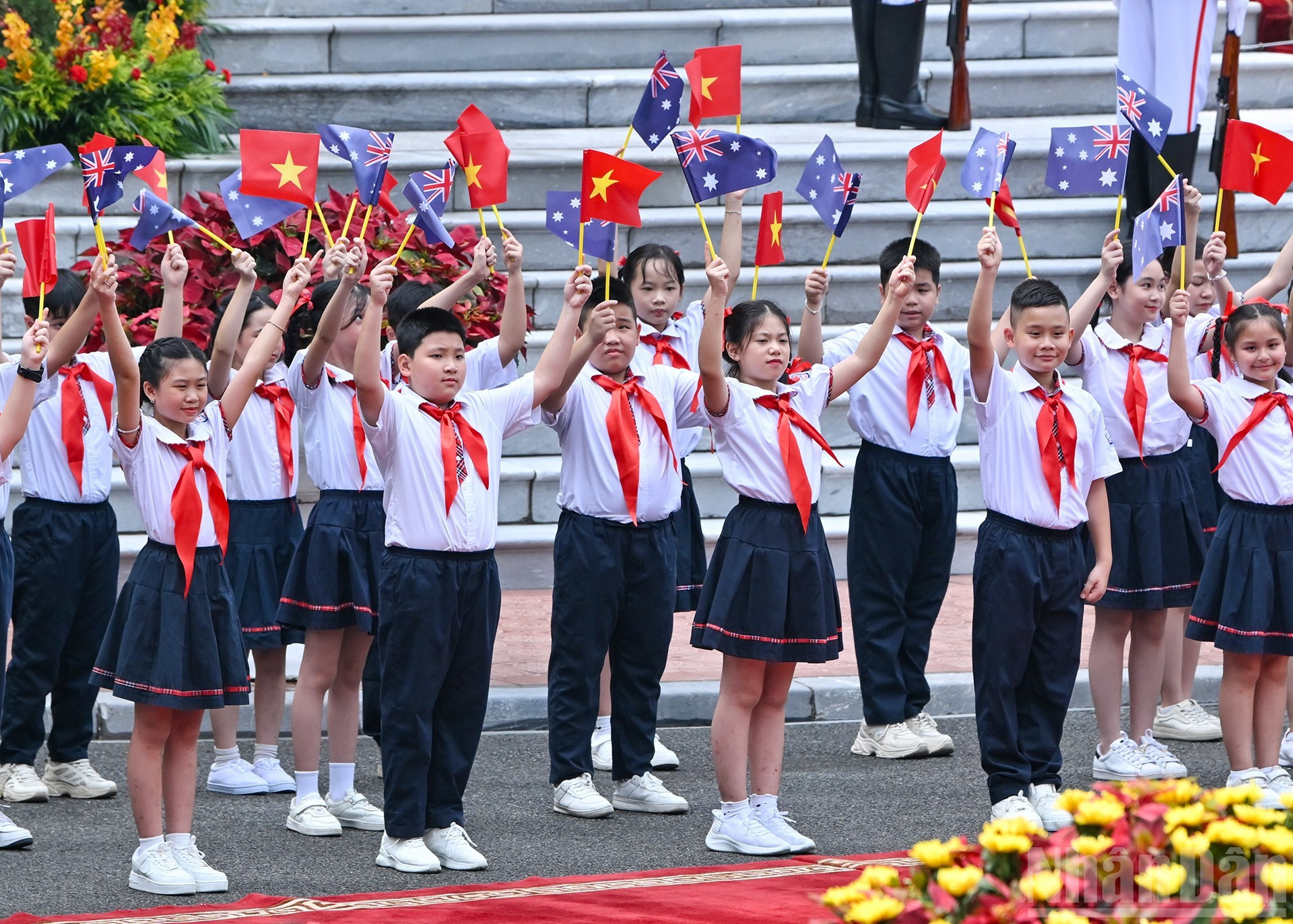 Niños de Hanói dan la bienvenida al presidente de Vietnam, Luong Cuong, y su esposa, así como a la gobernadora general de Australia, Sam Mostyn, y su esposo durante la ceremonia.