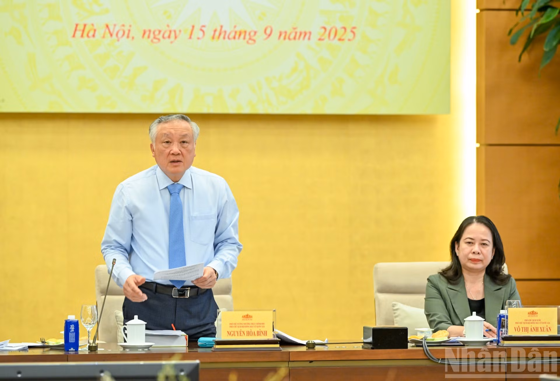 El viceprimer ministro permanente y vicepresidente del Consejo, Nguyen Hoa Binh, habla en la reunión.