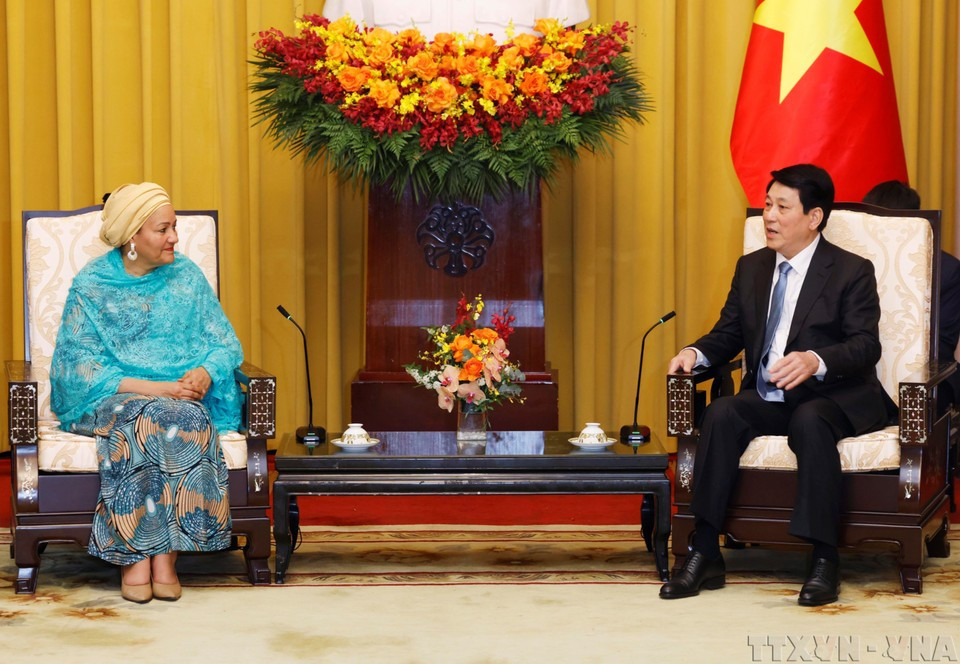 El presidente vietnamita, Luong Cuong, recibe a Amina Mohammed, vicesecretaria general de las Naciones Unidas, con motivo de su asistencia a la 4ª Cumbre de la Alianza para el Crecimiento Verde y los Objetivos Globales (P4G), celebrada en Hanói (17 de abril de 2025). El presidente vietnamita, Luong Cuong, recibe a Amina Mohammed, vicesecretaria general de las Naciones Unidas, con motivo de su asistencia a la 4ª Cumbre de la Alianza para el Crecimiento Verde y los Objetivos Globales (P4G), celebrada en Hanói (17 de abril de 2025).