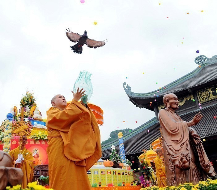 Ceremonia de liberación de palomas para orar por la paz mundial en la apertura de la 11 edición del Día del Vesak de las Naciones Unidas, en la mañana del 8 de mayo de 2014, en la Pagoda Bai Dinh (Ninh Binh). Ceremonia de liberación de palomas para orar por la paz mundial en la apertura de la 11 edición del Día del Vesak de las Naciones Unidas, en la mañana del 8 de mayo de 2014, en la Pagoda Bai Dinh (Ninh Binh).