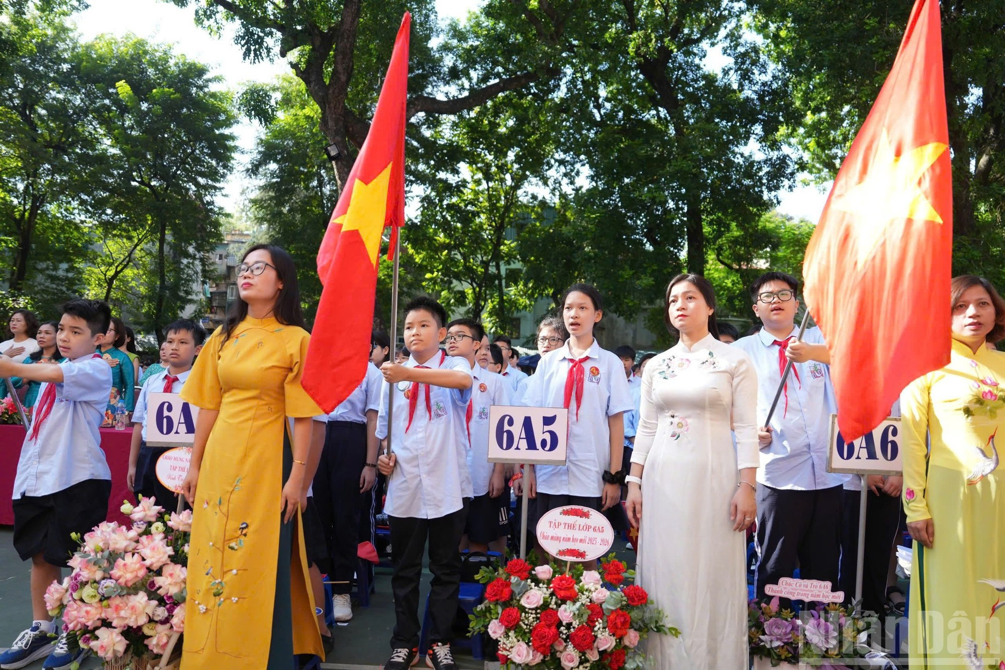 En la Escuela Secundaria Dong Da, en el barrio Kim Lien, Hanói, la ceremonia de apertura del año escolar 2025-2026 se organiza de manera solemne. En la Escuela Secundaria Dong Da, en el barrio Kim Lien, Hanói, la ceremonia de apertura del año escolar 2025-2026 se organiza de manera solemne.