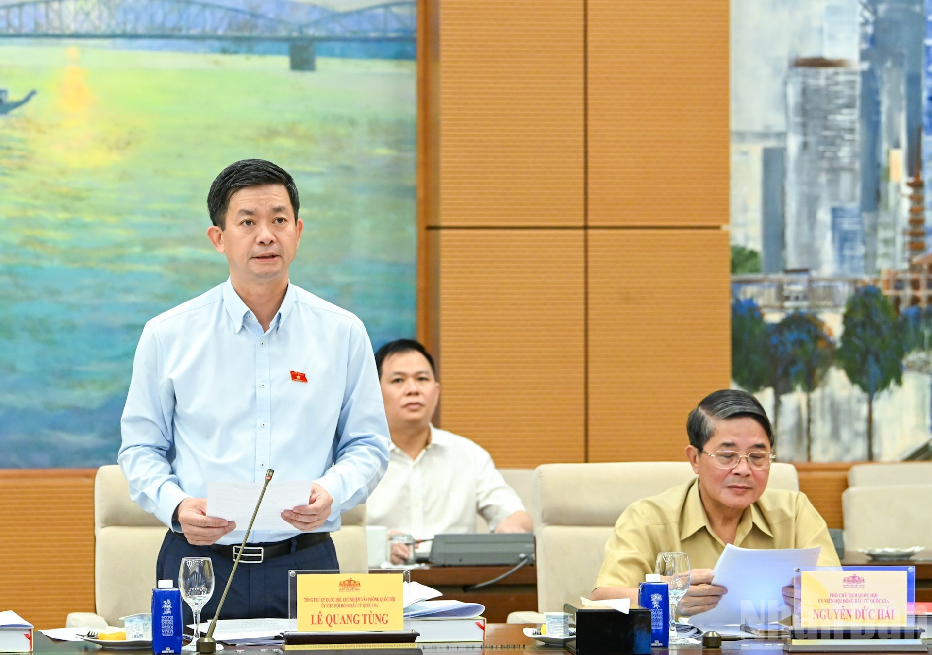 El secretario general de la Asamblea Nacional y jefe de la Oficina Parlamentaria, Le Quang Tung, habla en el evento.
