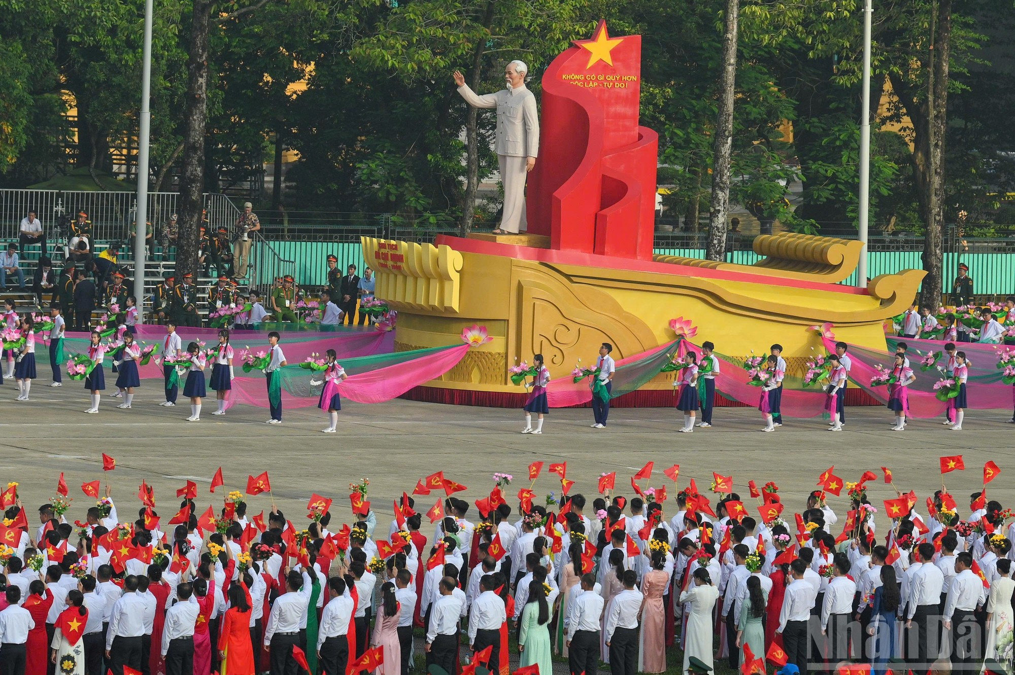 Todos se ponen de pie solemnemente al pasar el vehículo que porta el retrato del Presidente Ho Chi Minh. Todos se ponen de pie solemnemente al pasar el vehículo que porta el retrato del Presidente Ho Chi Minh.