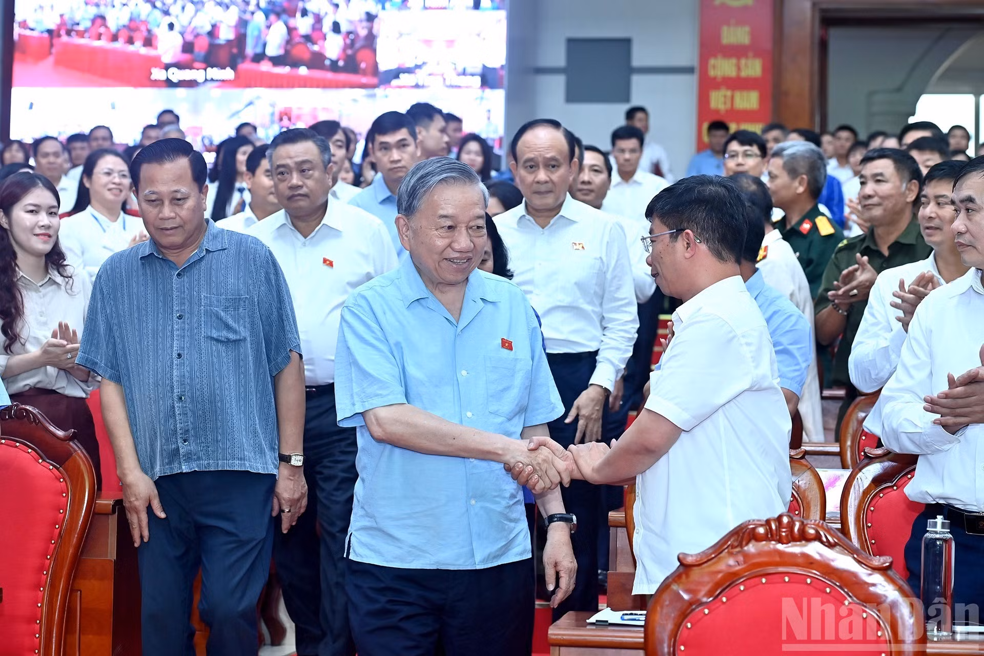 El secretario general del PCV, To Lam, con votantes de Hanói.