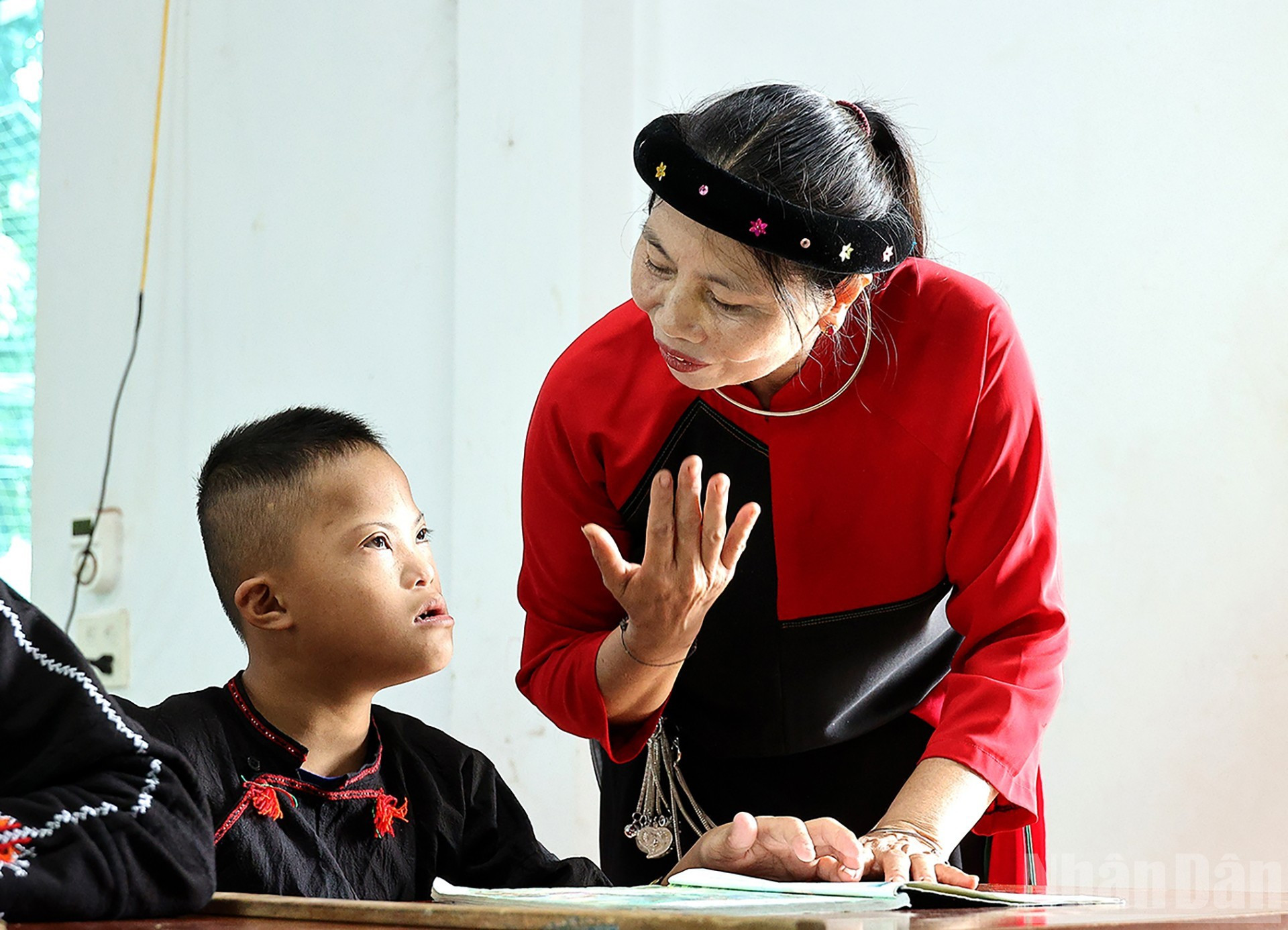 La maestra Vy enseña pronunciación a Hoang Ngoc Chien, un alumno de la etnia Dao con discapacidad intelectual, y trastornos del lenguaje y de déficit de atención con hiperactividad. La maestra Vy enseña pronunciación a Hoang Ngoc Chien, un alumno de la etnia Dao con discapacidad intelectual, y trastornos del lenguaje y de déficit de atención con hiperactividad.