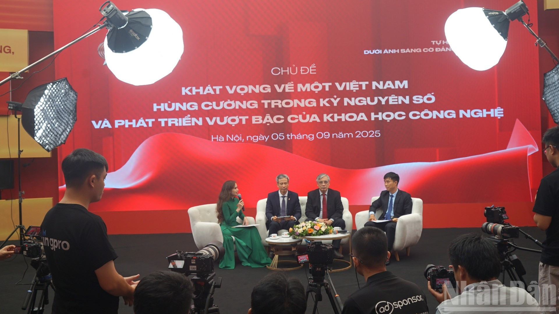 [Foto] Coloquio 'Aspiraciones hacia un Vietnam próspero en la era digital y el desarrollo extraordinario de la ciencia y la tecnología'