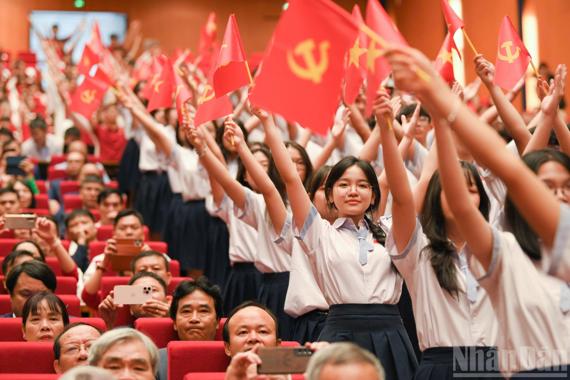 Un nuevo año escolar comienza con la alegría de los maestros y estudiantes. Un nuevo año escolar comienza con la alegría de los maestros y estudiantes.