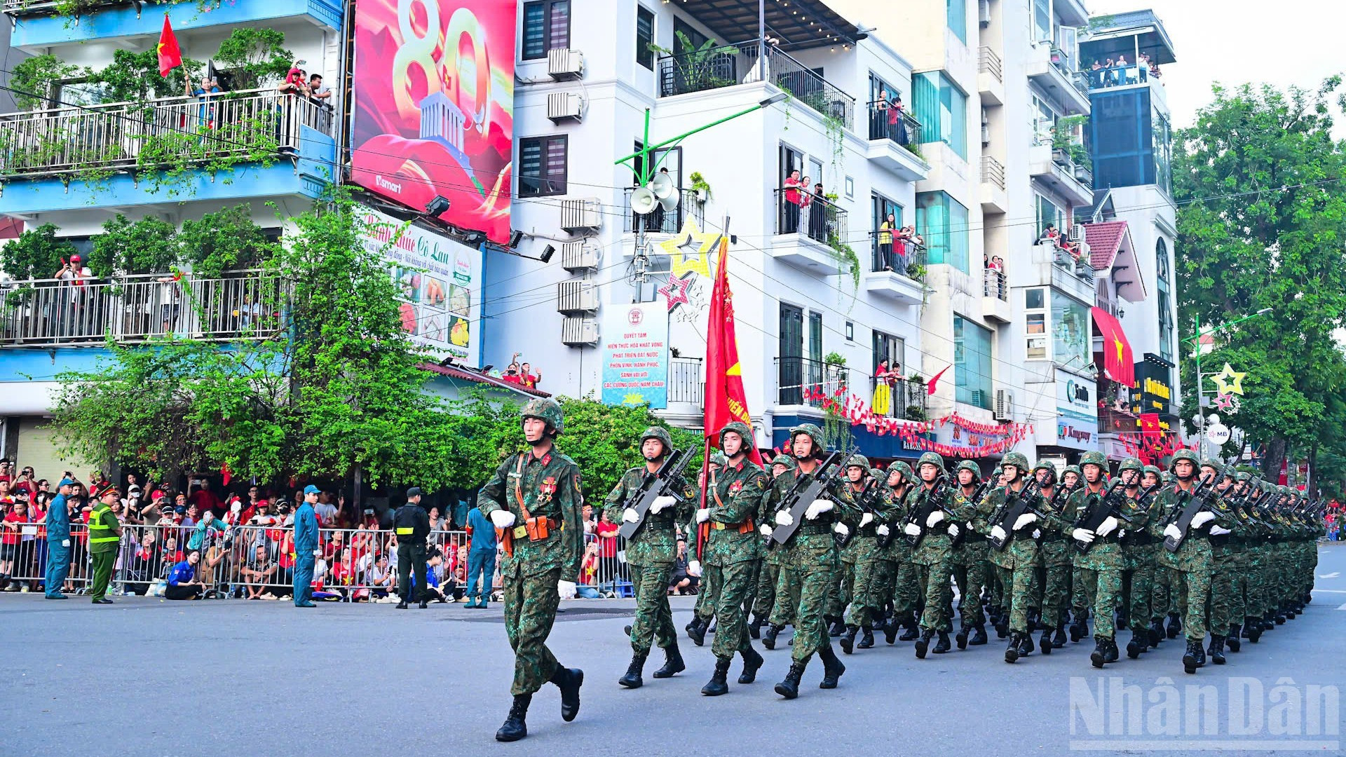 [Foto] Fuerzas militares desfilan por las calles entre vítores estremecedores 