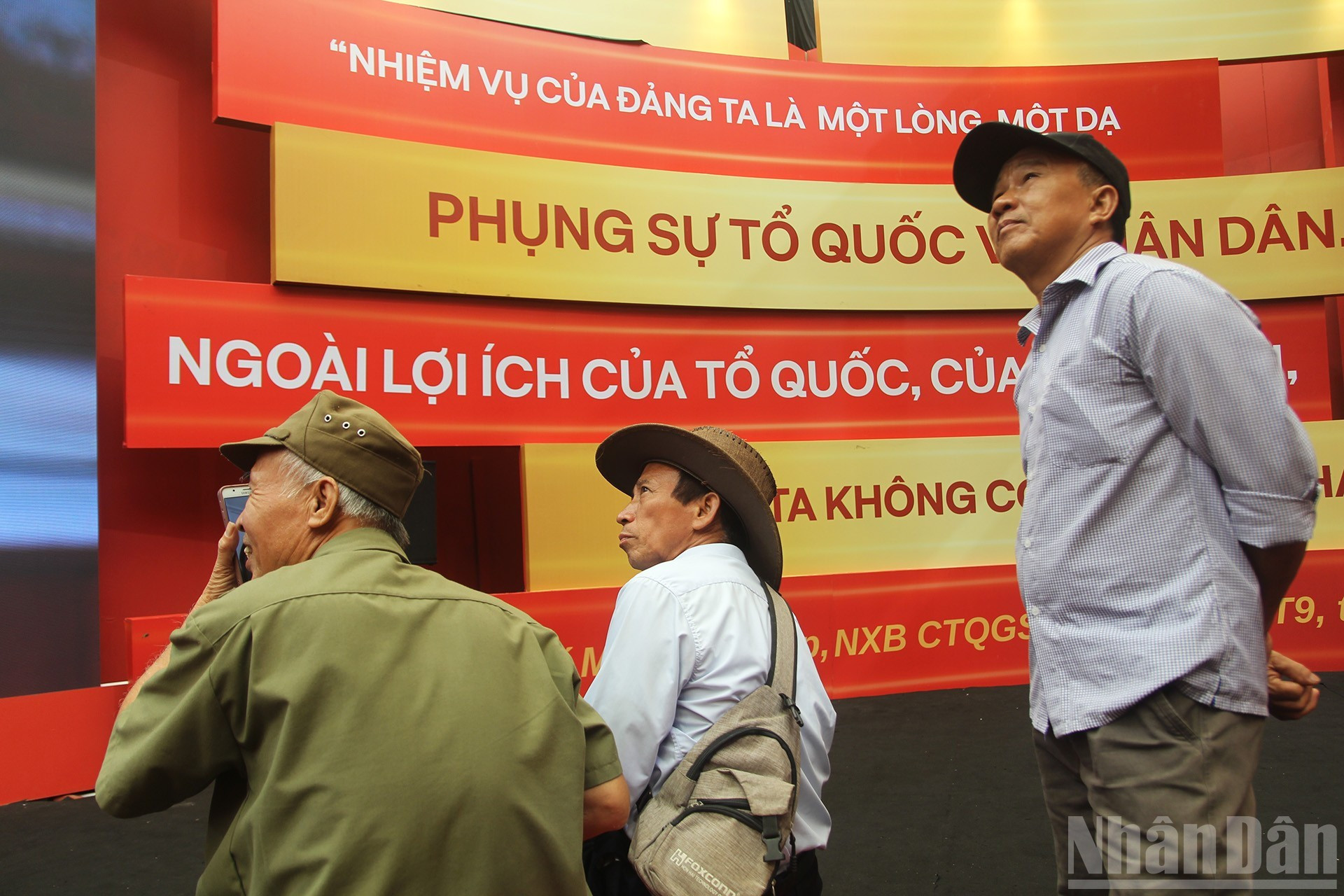 La frase clásica del Presidente Ho Chi Minh se presenta de manera artística. La frase clásica del Presidente Ho Chi Minh se presenta de manera artística.