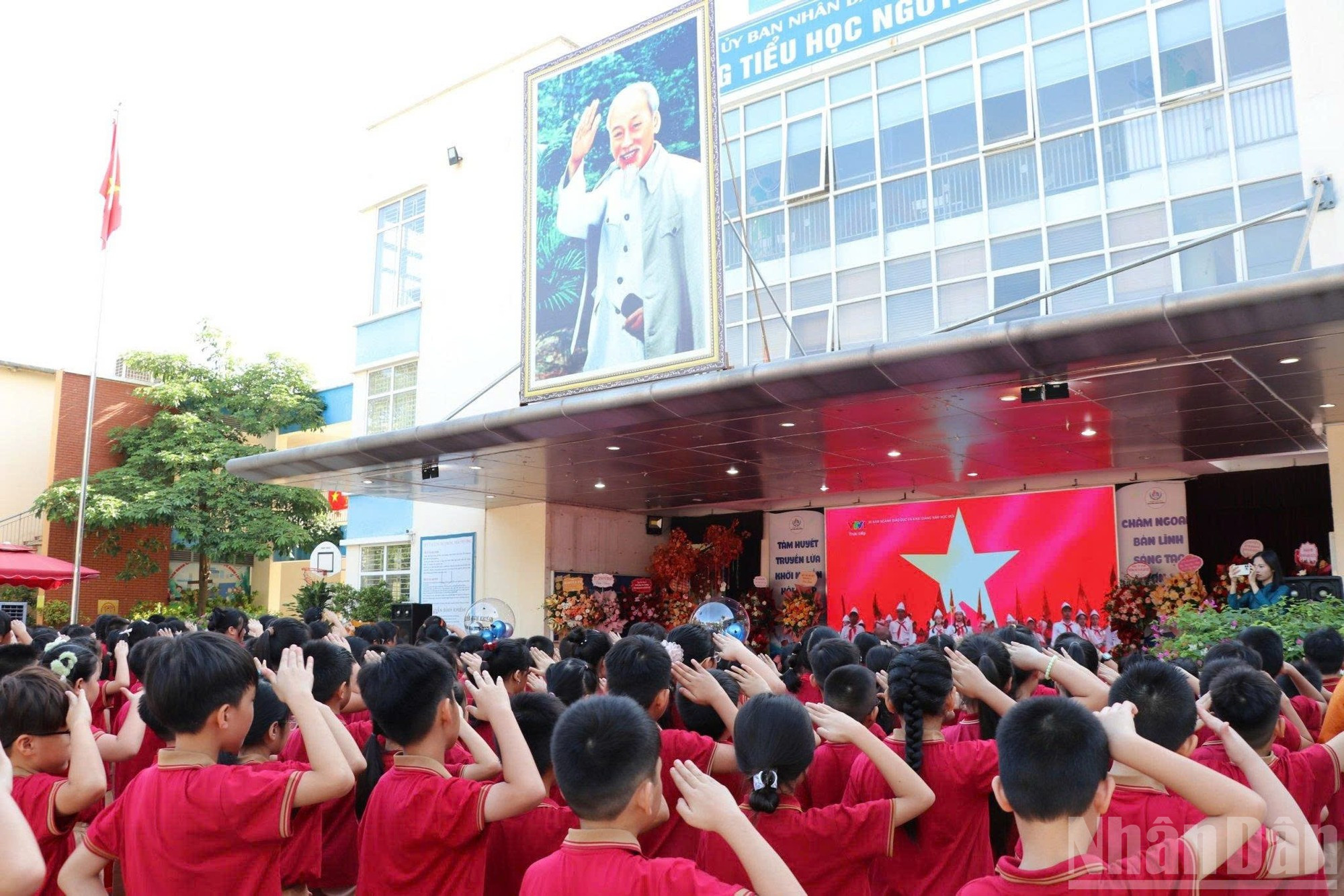 En la escuela primaria Nguyen Binh Khiem de Hanói, docentes y alumnos dan la bienvenida al nuevo año escolar junto con los 26 millones de estudiantes de todo el país a través de la pantalla. En la escuela primaria Nguyen Binh Khiem de Hanói, docentes y alumnos dan la bienvenida al nuevo año escolar junto con los 26 millones de estudiantes de todo el país a través de la pantalla.