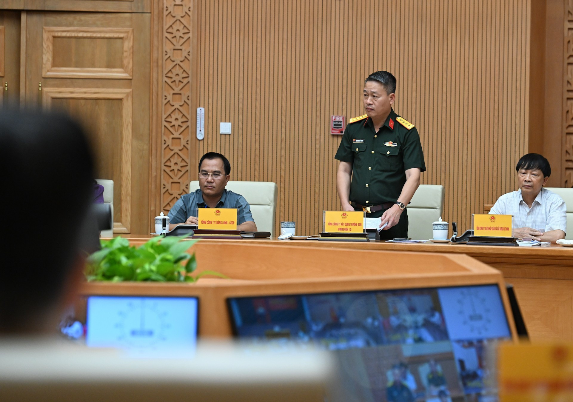 Representante de la Corporación de Construcción Truong Son habla en el evento.