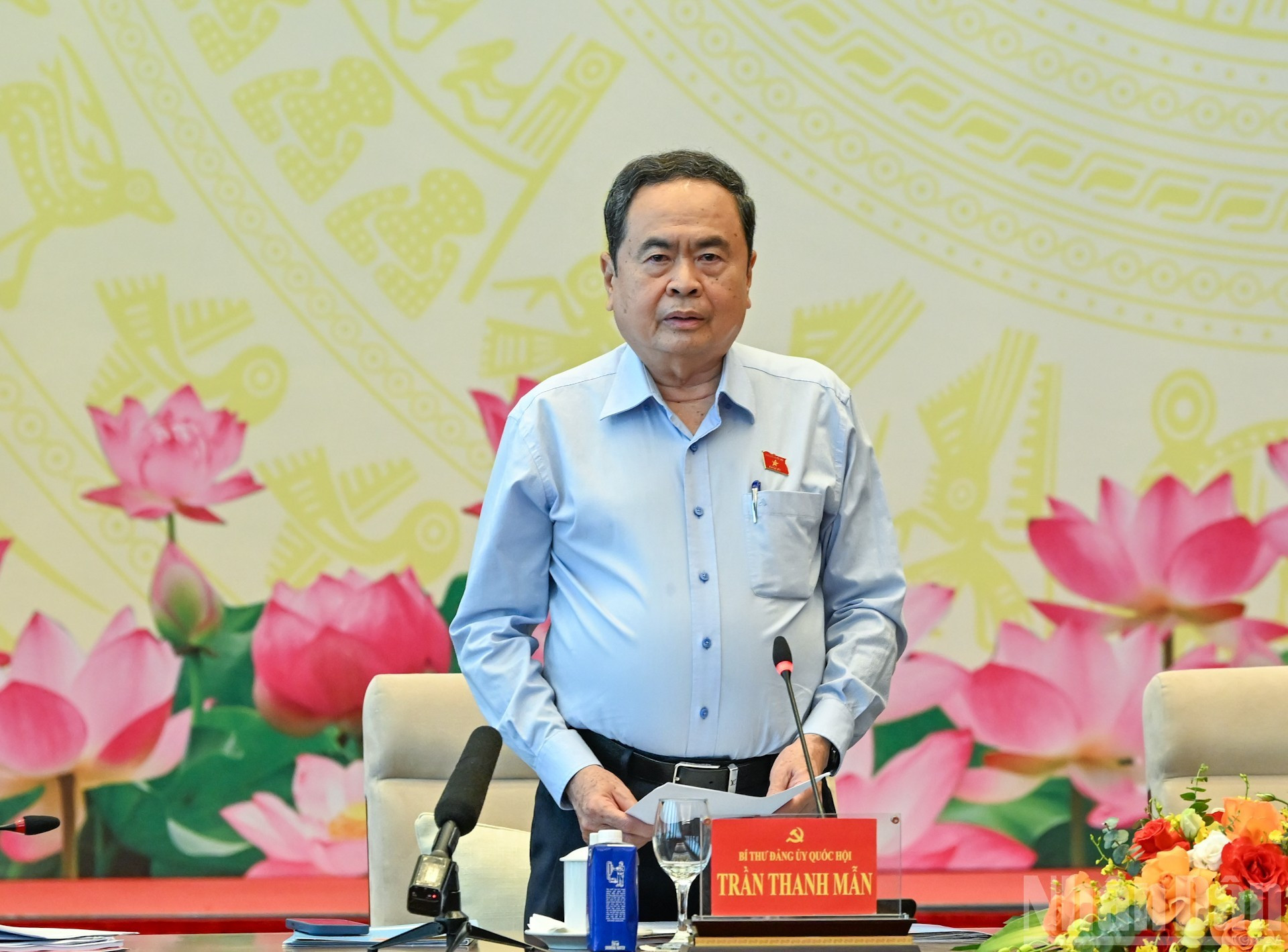 Thanh Man habla en la cita. Thanh Man habla en la cita.