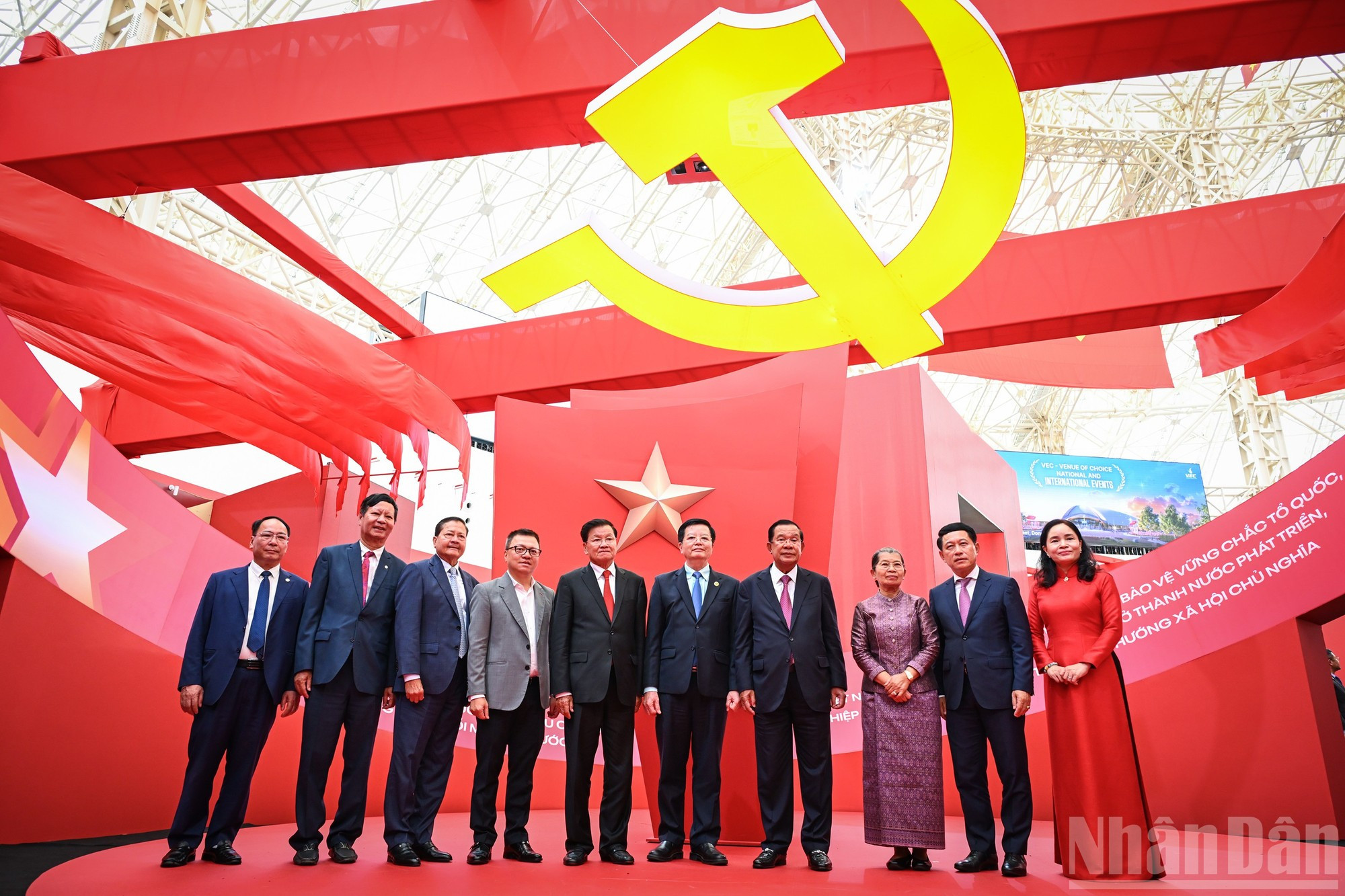 [Foto] Dirigentes de Laos y Camboya visitan la exposición '95 años de la bandera del Partido iluminando el camino'