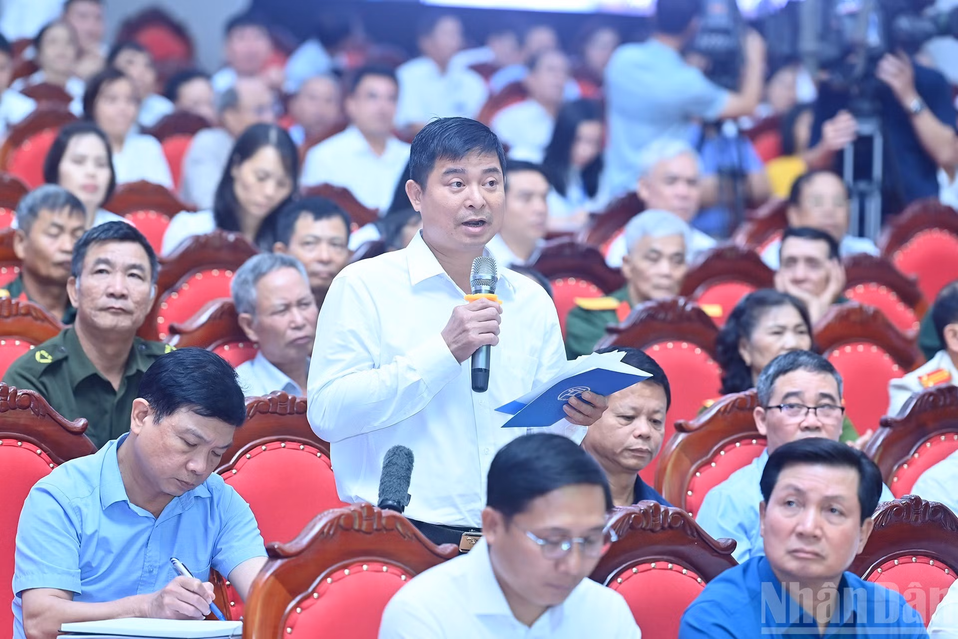 Un votante de Hanói expresa sus opiniones a los diputados.