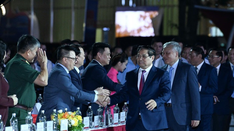 El primer ministro de Vietnam, Pham Minh Chinh, asiste al acto.