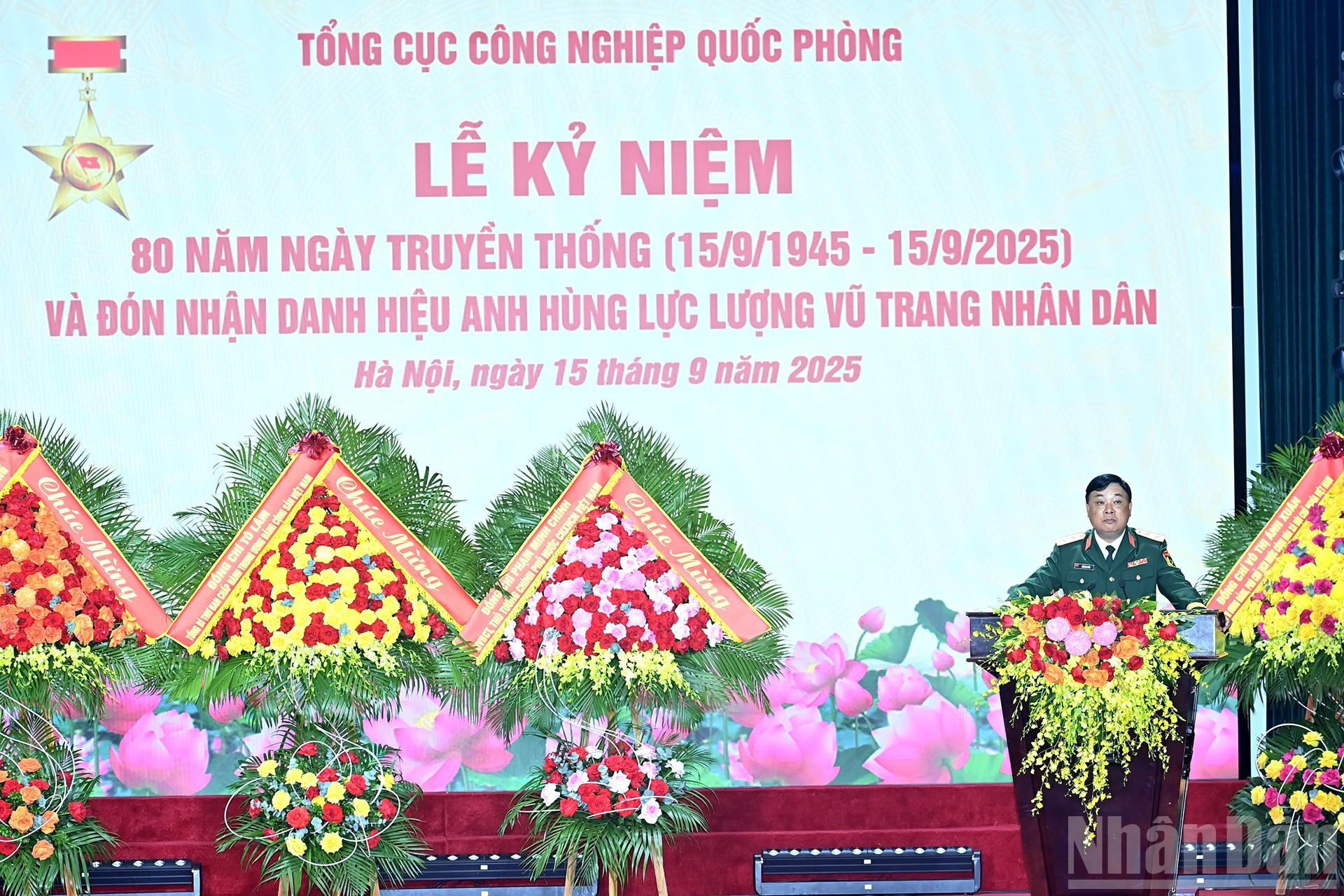 El teniente general Ho Quang Tuan, jefe del Departamento General de la Industria de Defensa, pronuncia un discurso en la ceremonia.