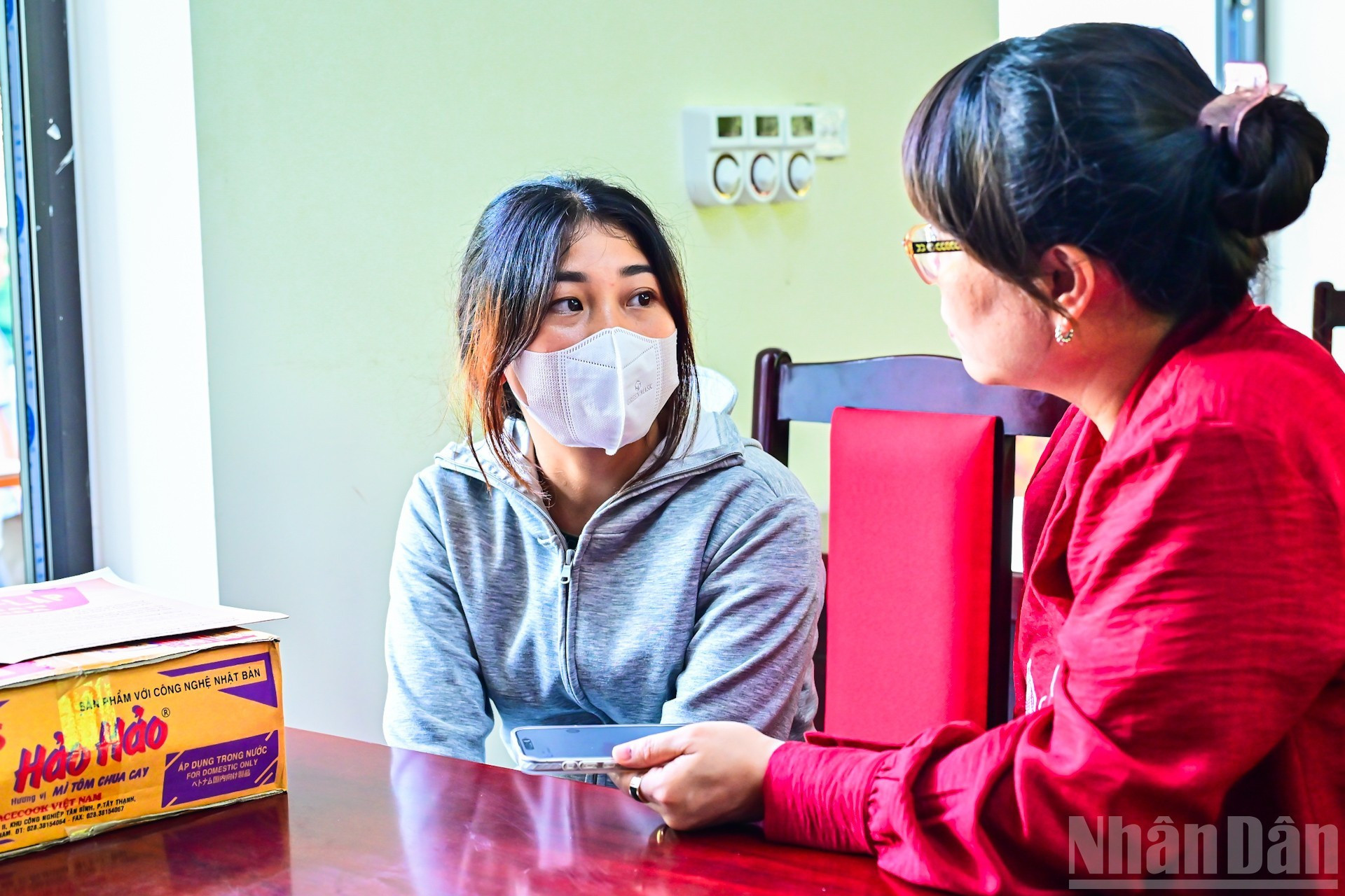 Los miembros del sindicato Nhan Dan expresan su solidaridad con Ly Thi Diep, que perdió a dos familiares, su abuela materna y su padre, en las recientes inundaciones repentinas y corrimientos de tierra.